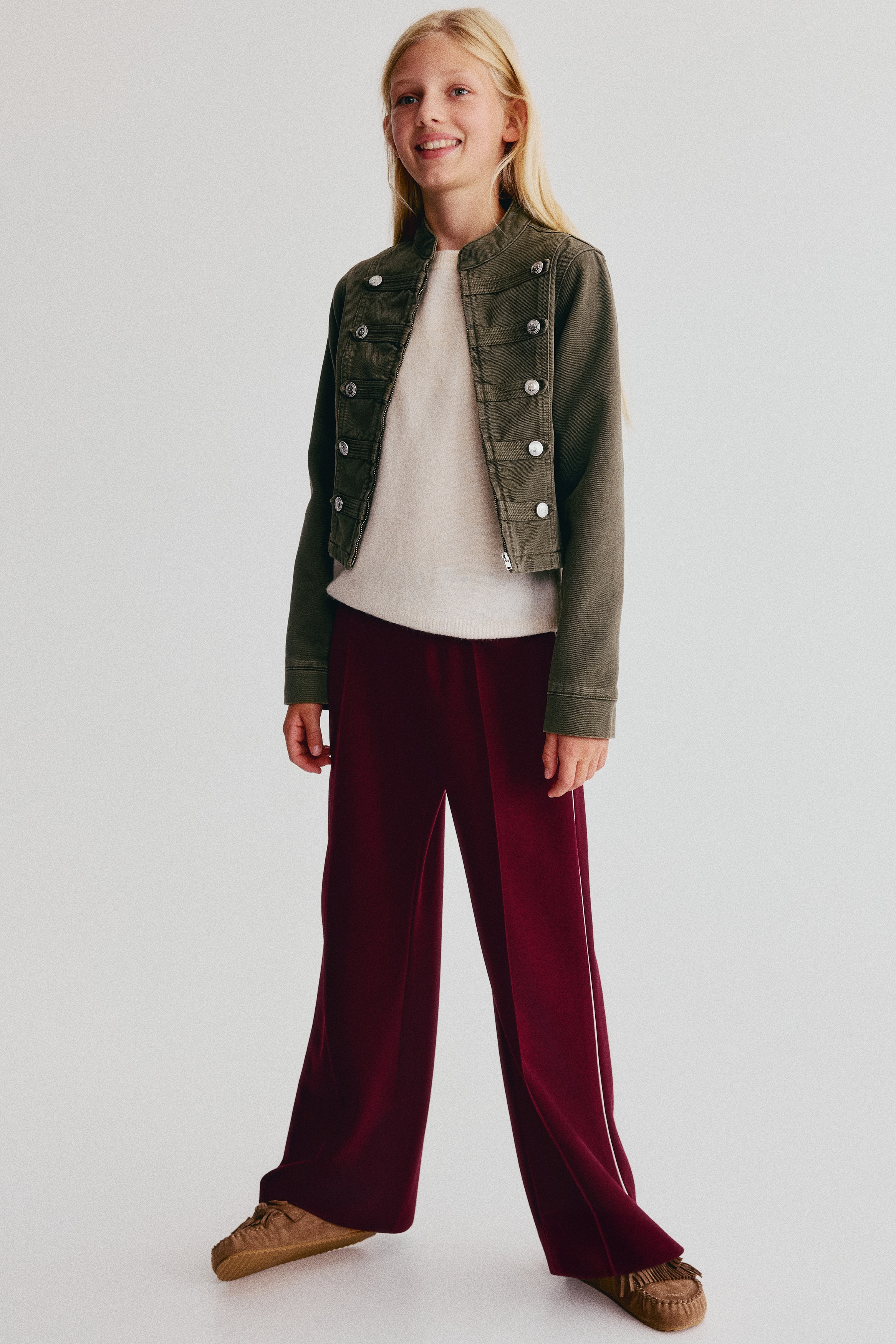 Pantaloni tip jogging largi din material tip scubaModel