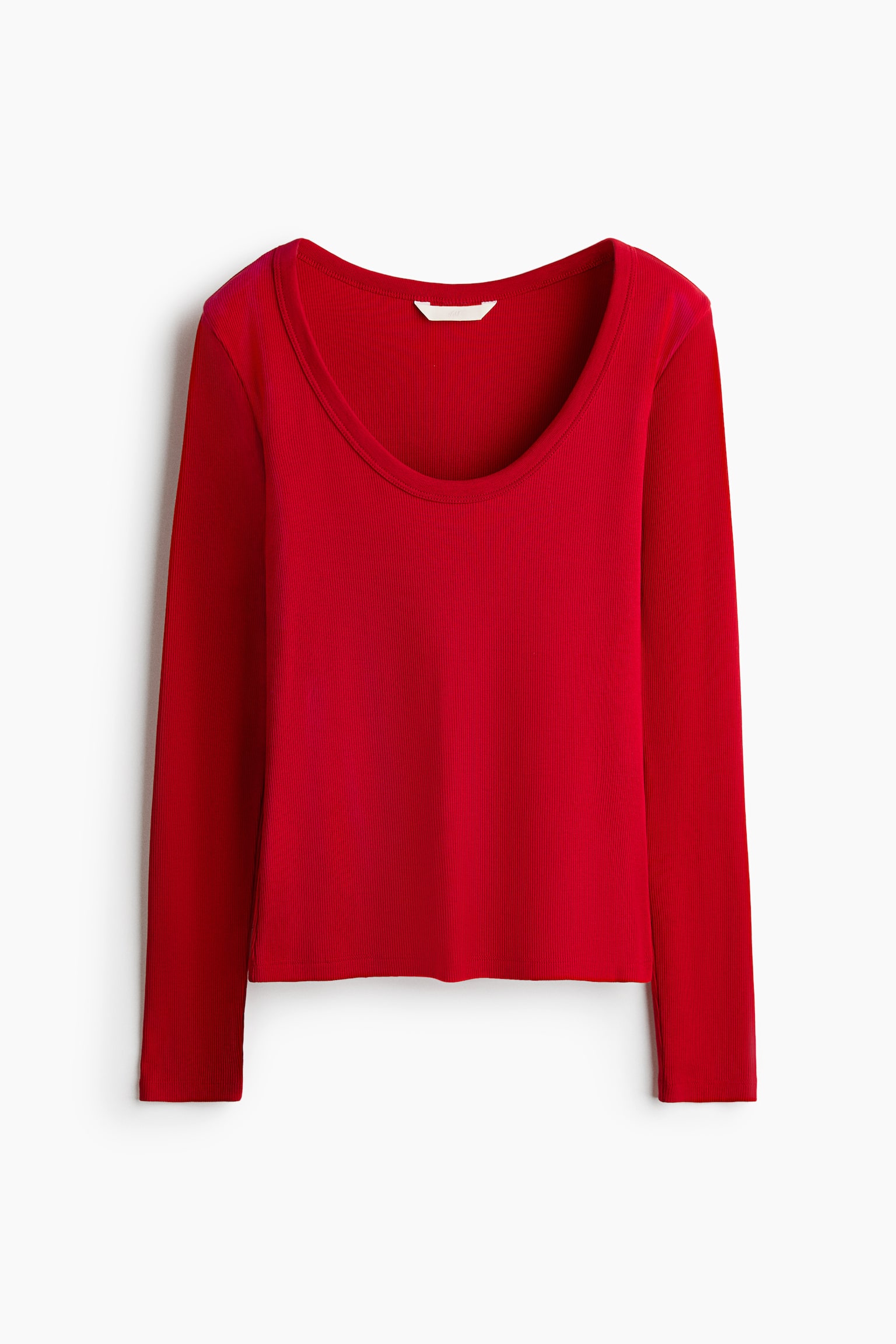 Ein rotes Oberteil aus Rippstrick ist von vorne zu sehen und prÃ¤sentiert einen tiefen Rundhalsausschnitt sowie schmale, lange Ãrmel. Das Oberteil verfÃ¼gt Ã¼ber eine feine Rippstruktur im gesamten Design und einen geraden Saum.
