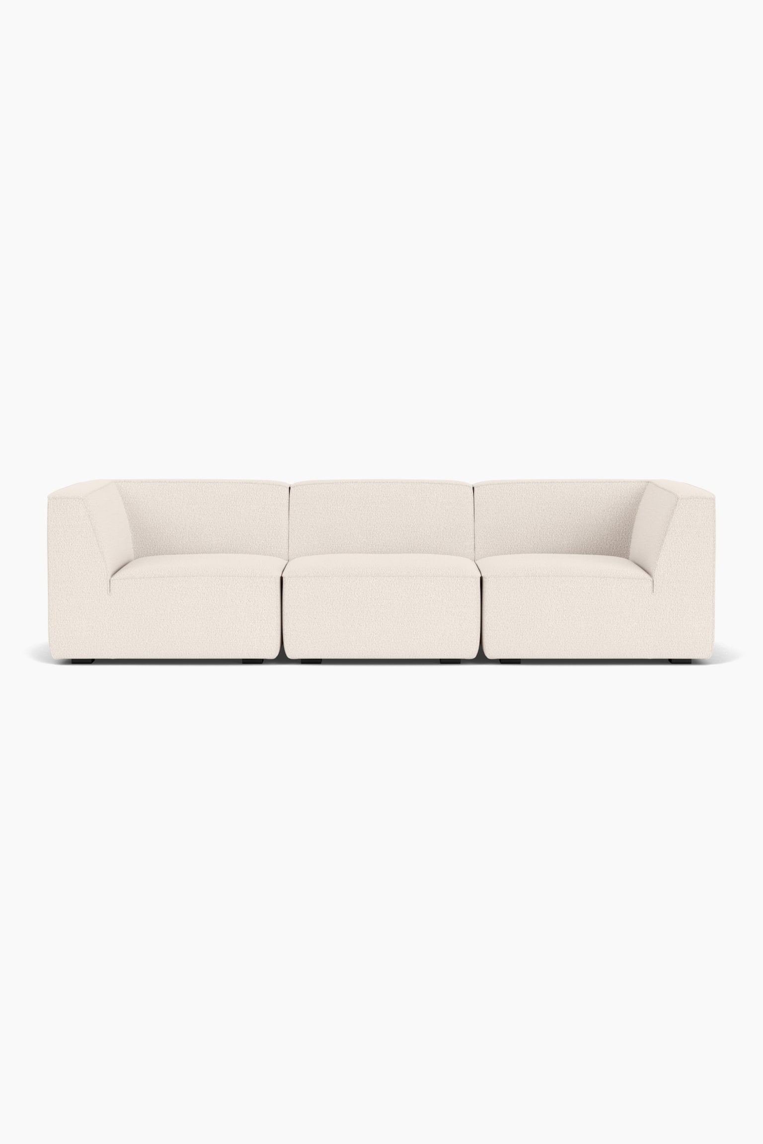 Een modulaire driezitsbank, bekleed met een gestructureerde, gebroken witte stof, staat frontaal opgesteld en toont een laag, hoekig silhouet. De bank bestaat uit een centraal armless gedeelte, geflankeerd door twee hoekdelen met geïntegreerde armleuningen, alles rustend op kleine, donkere pootjes. - 1