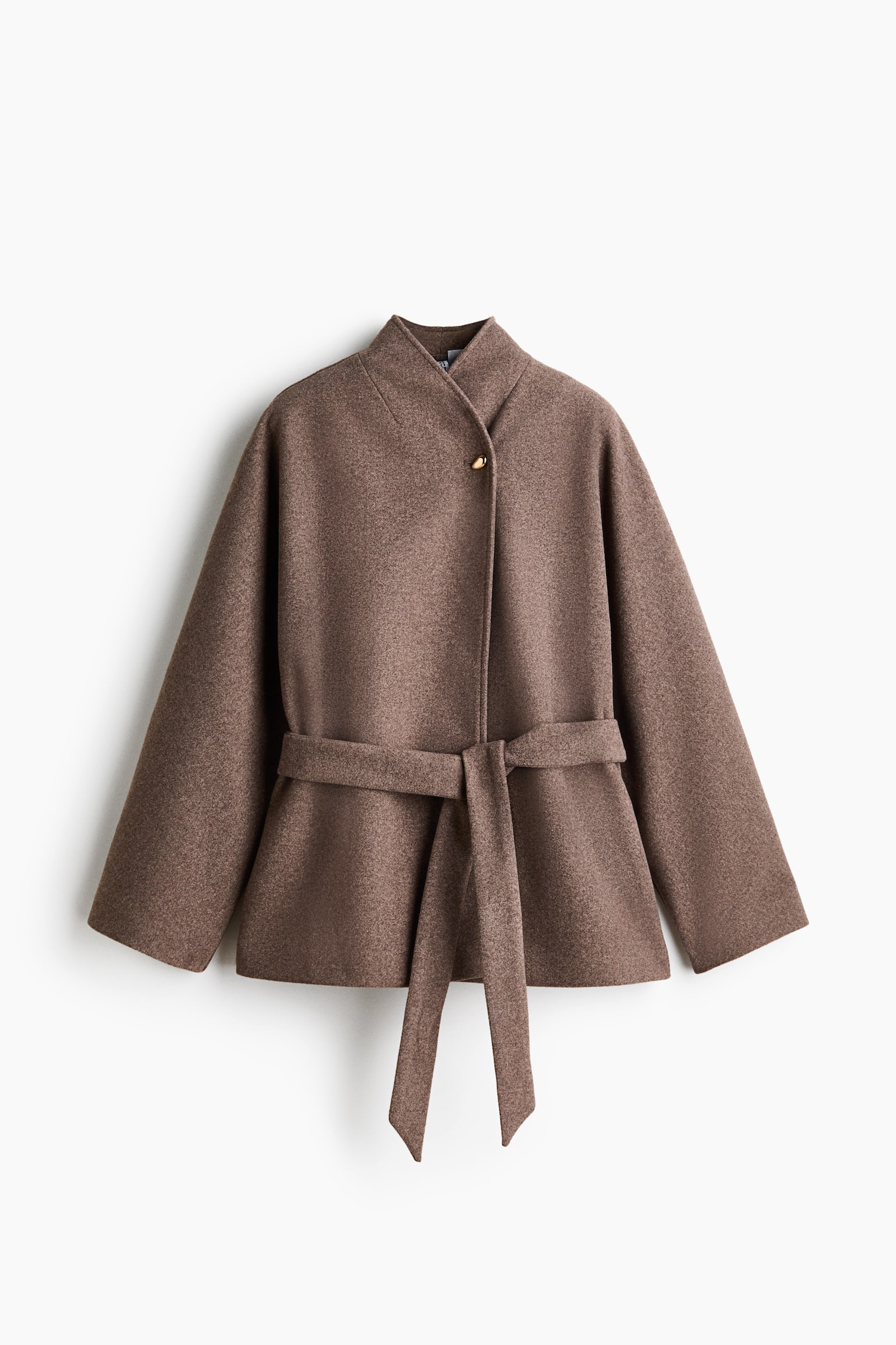 Une veste marron en matière feutrée texturée, dotée d’un col montant, d’une fermeture à un seul bouton ton or au niveau du cou, de manches larges et d’une ceinture assortie à nouer pour cintrer la taille. - 1
