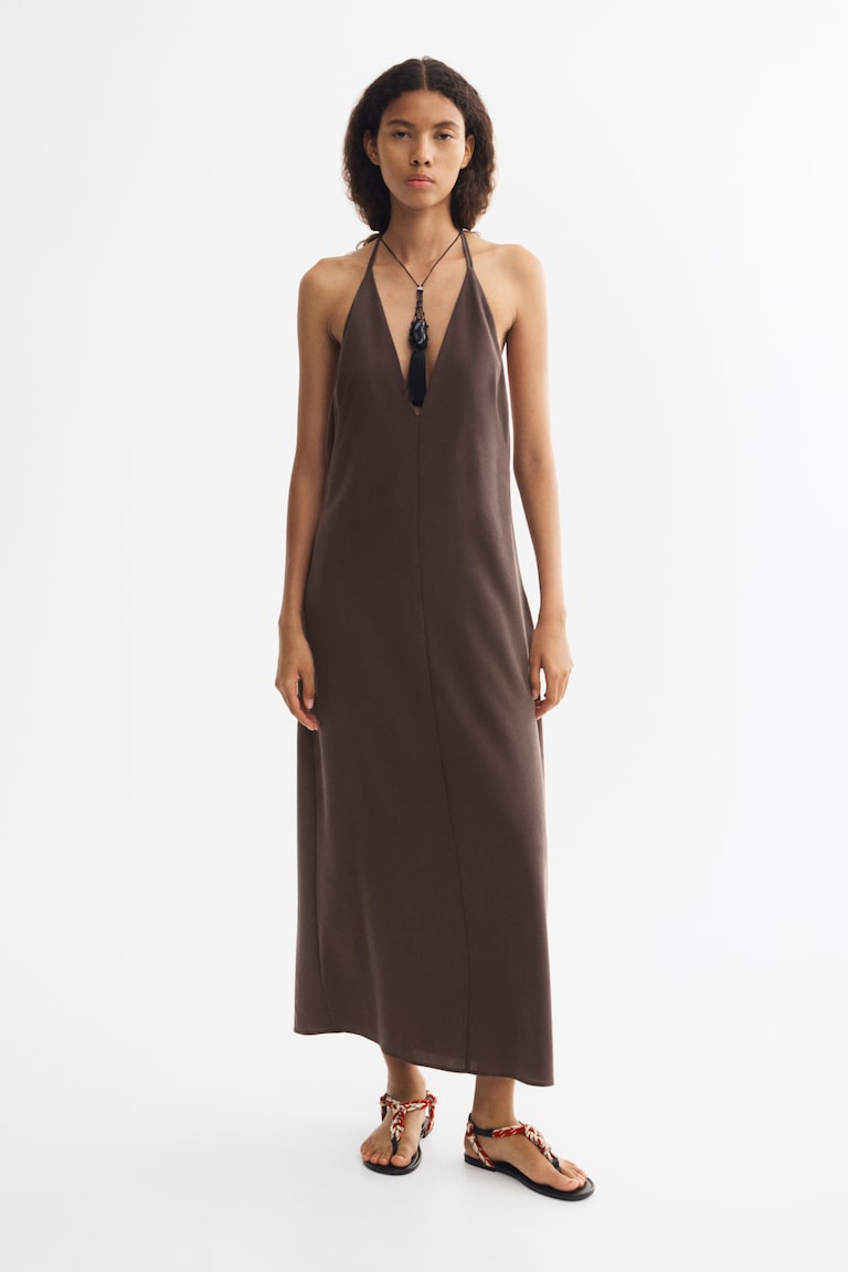 Haljina od krep tkanine s halter izrezom