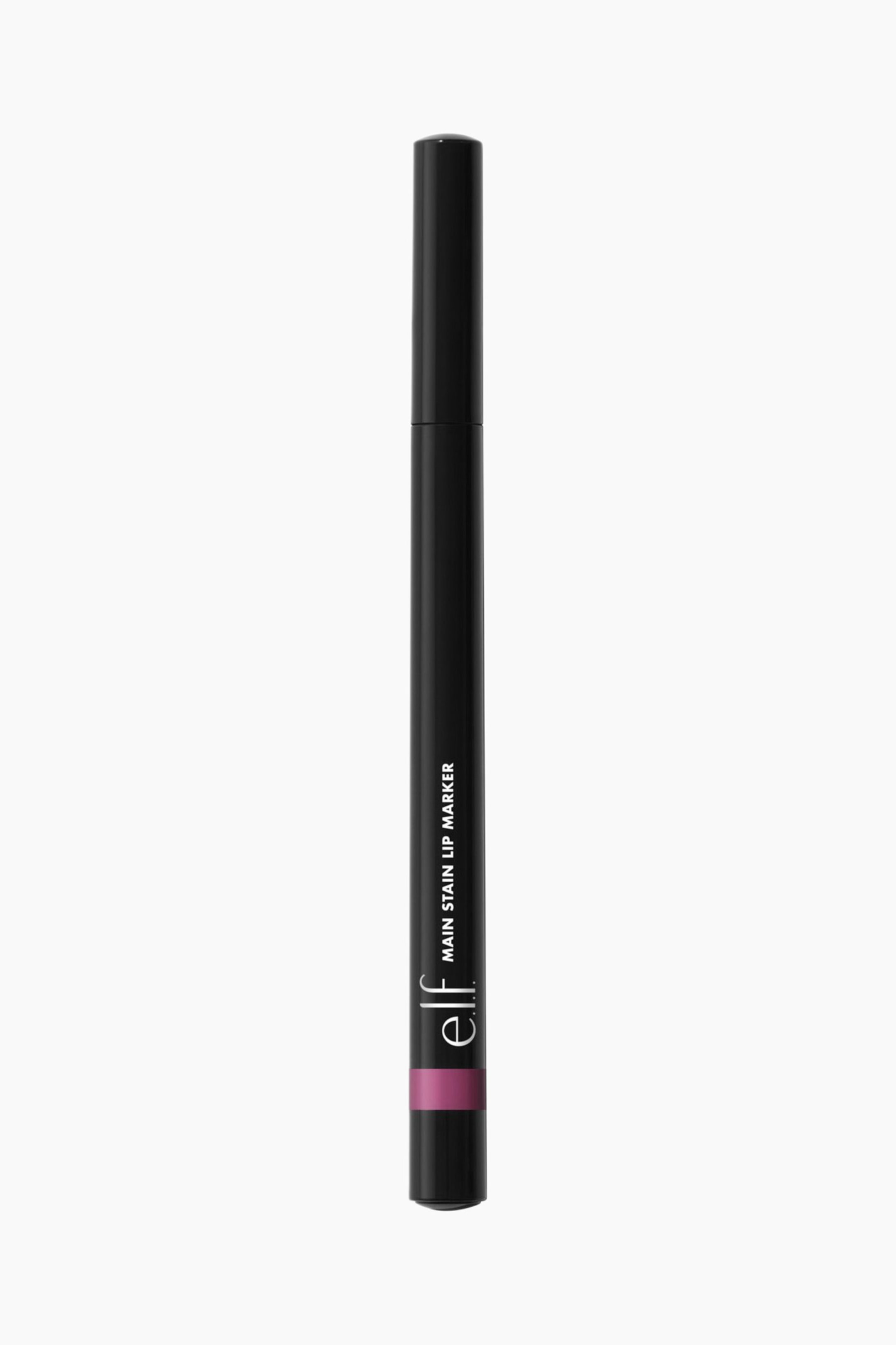 Vis større bilde: En svart sylindrisk e.l.f. Main Stain Lip Marker står oppreist, vendt forover, med et magentafarget bånd nær bunnen. Teksten 'e.l.f.' og 'MAIN STAIN LIP MARKER' er trykt vertikalt på kroppen.