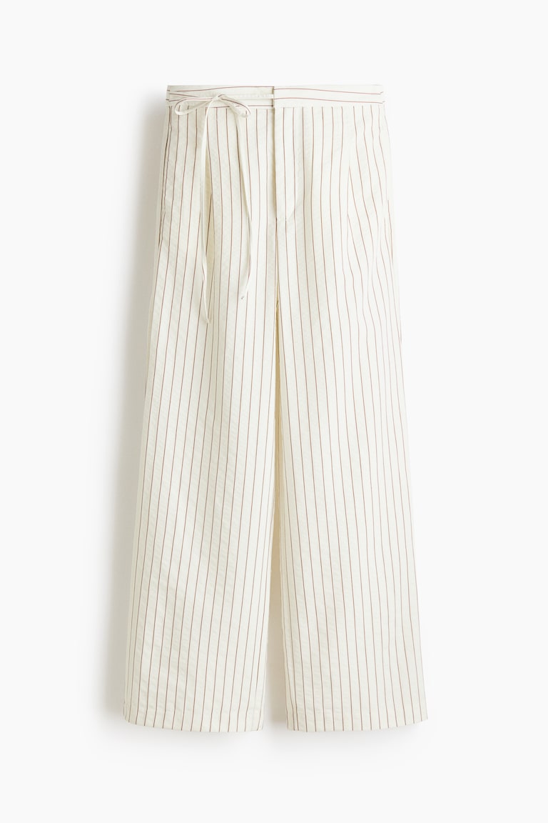 Pantalone s ukrasnim trakama