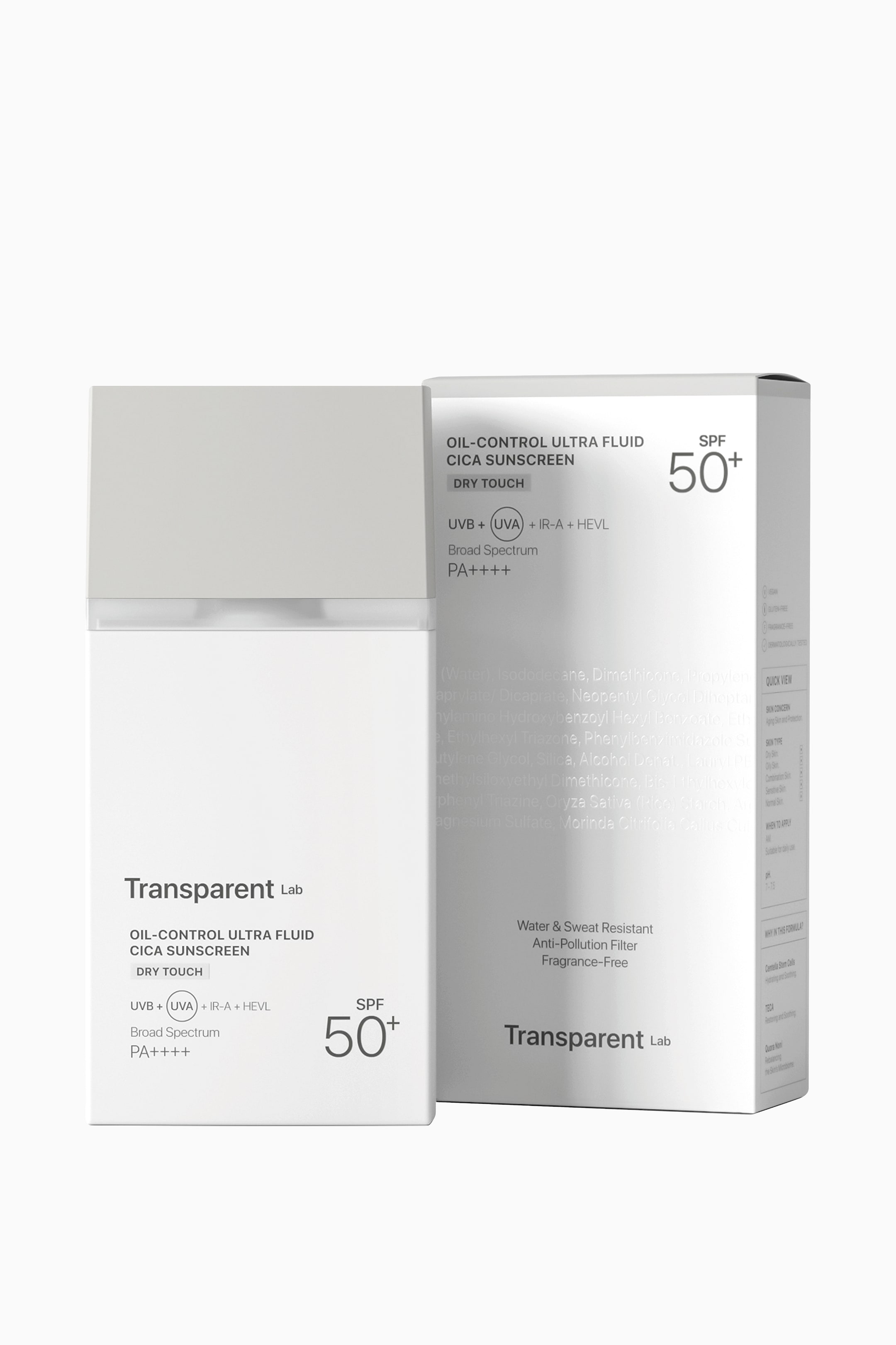Se større billede: En rektangulær hvid solcremeflaske med en lys grå hætte står oprejst ved siden af sin matchende lysegrå emballageæske. Begge produkter vender fremad og viser sort tekst, der angiver produktnavnet "Transparent Lab Oil-Control Ultra Fluid Cica Sunscreen" og "SPF 50+".