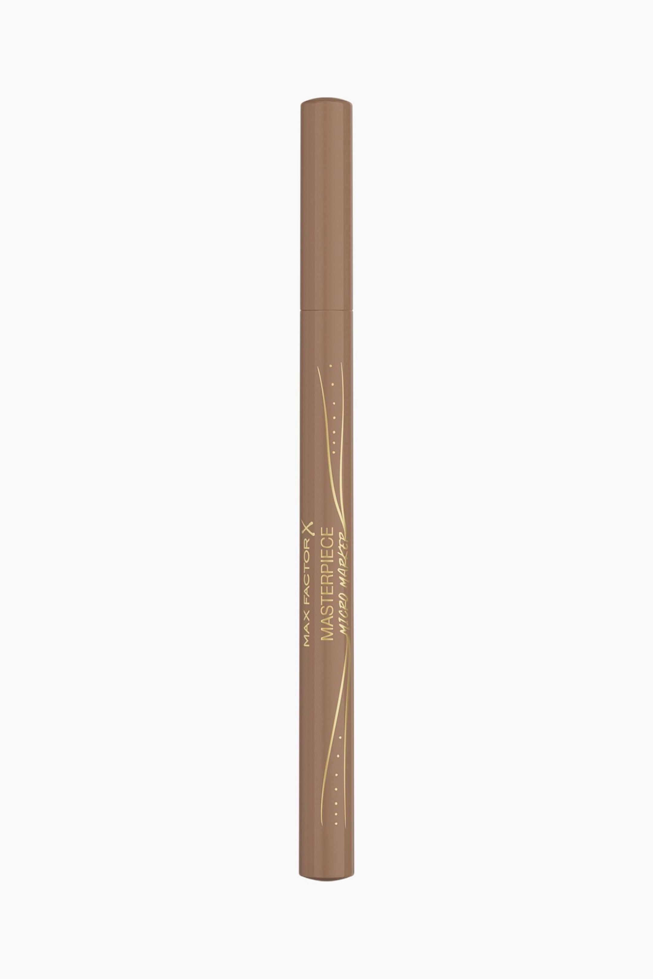 Se større billede: En taupefarvet cylindrisk øjenbrynsblyant er udsmykket med gyldne bølgede linjer og prikker samt teksten "Max Factor X Masterpiece Micro Marker" på forsiden.
