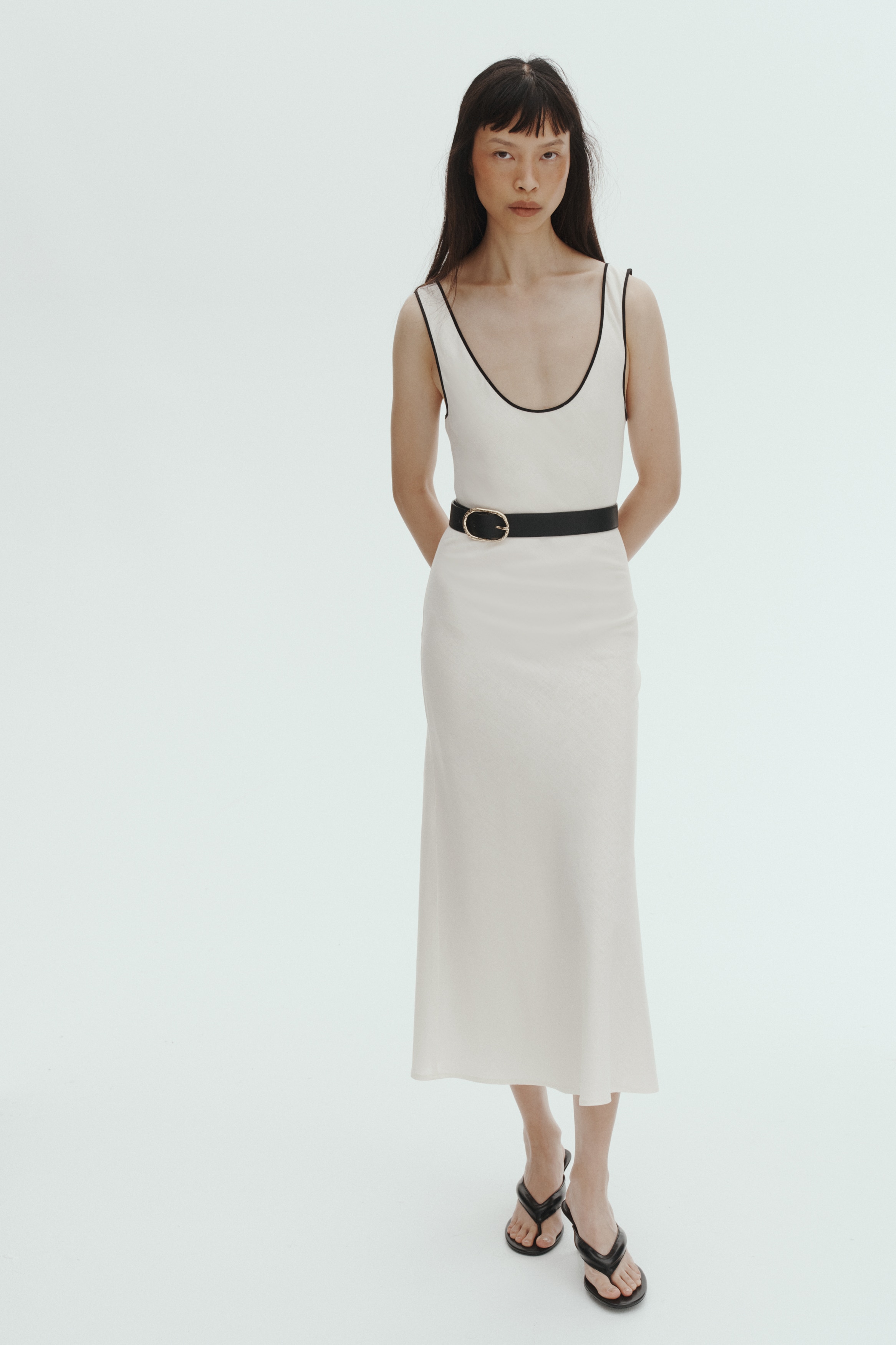 Vestido slip en mezcla de linoModelo