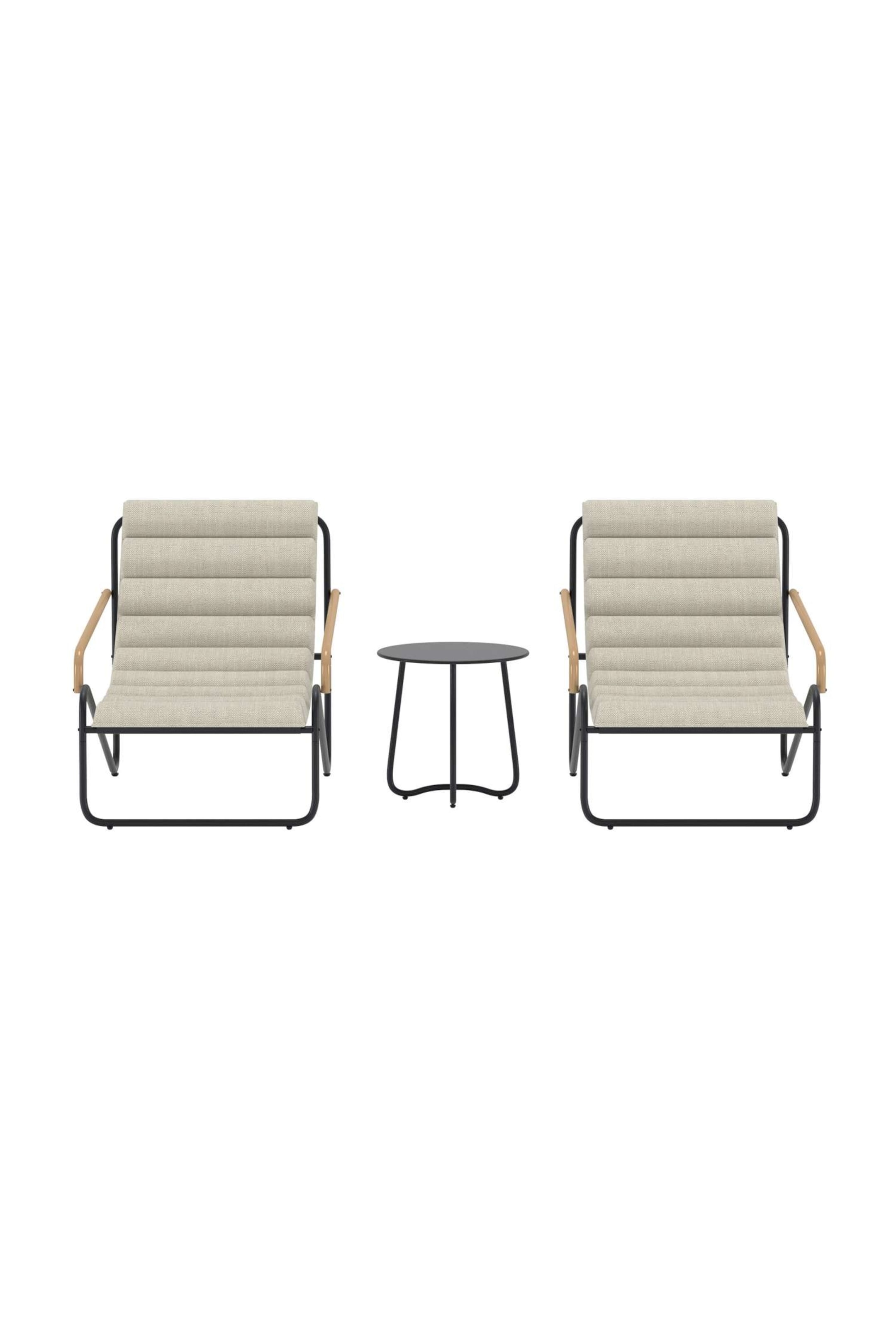 Visa större bild: Två loungestolar flankerar ett runt sidobord. Varje loungestol har en svart metallram, naturliga träarmstöd och ljusbeige ribbad klädsel, medan det svarta runda sidobordet har en solid topp och en trebent bas.