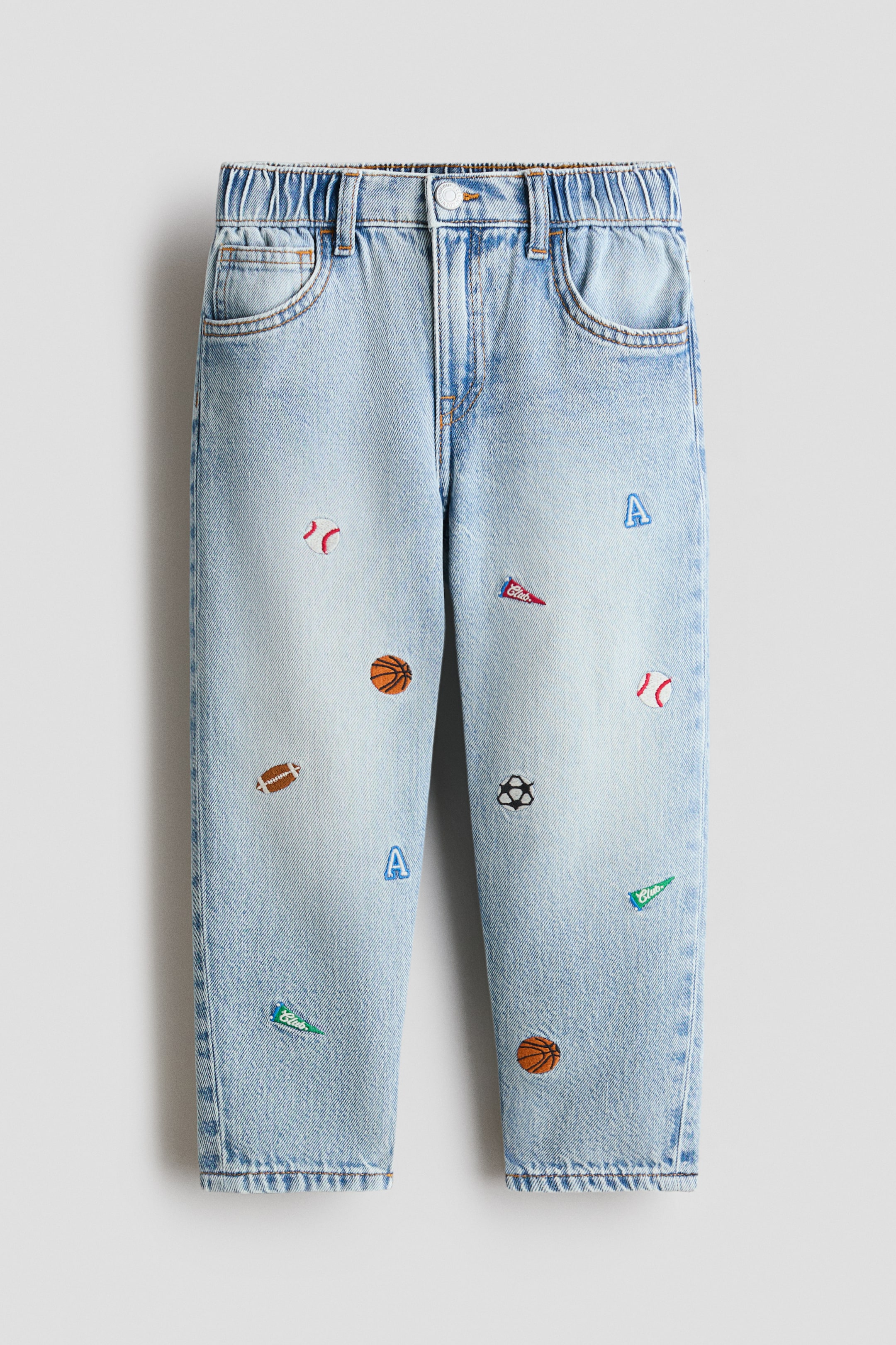 Grotere afbeelding bekijken: Vooraanzicht: 5-pocket jeans in lichtblauw katoenen denim met een elastische tailleband, een knoop- en ritssluiting, een losse pasvorm bij heup en dij met ballonvormige pijpen, en voorzien van verschillende kleurrijke, op sport geïnspireerde borduursels.