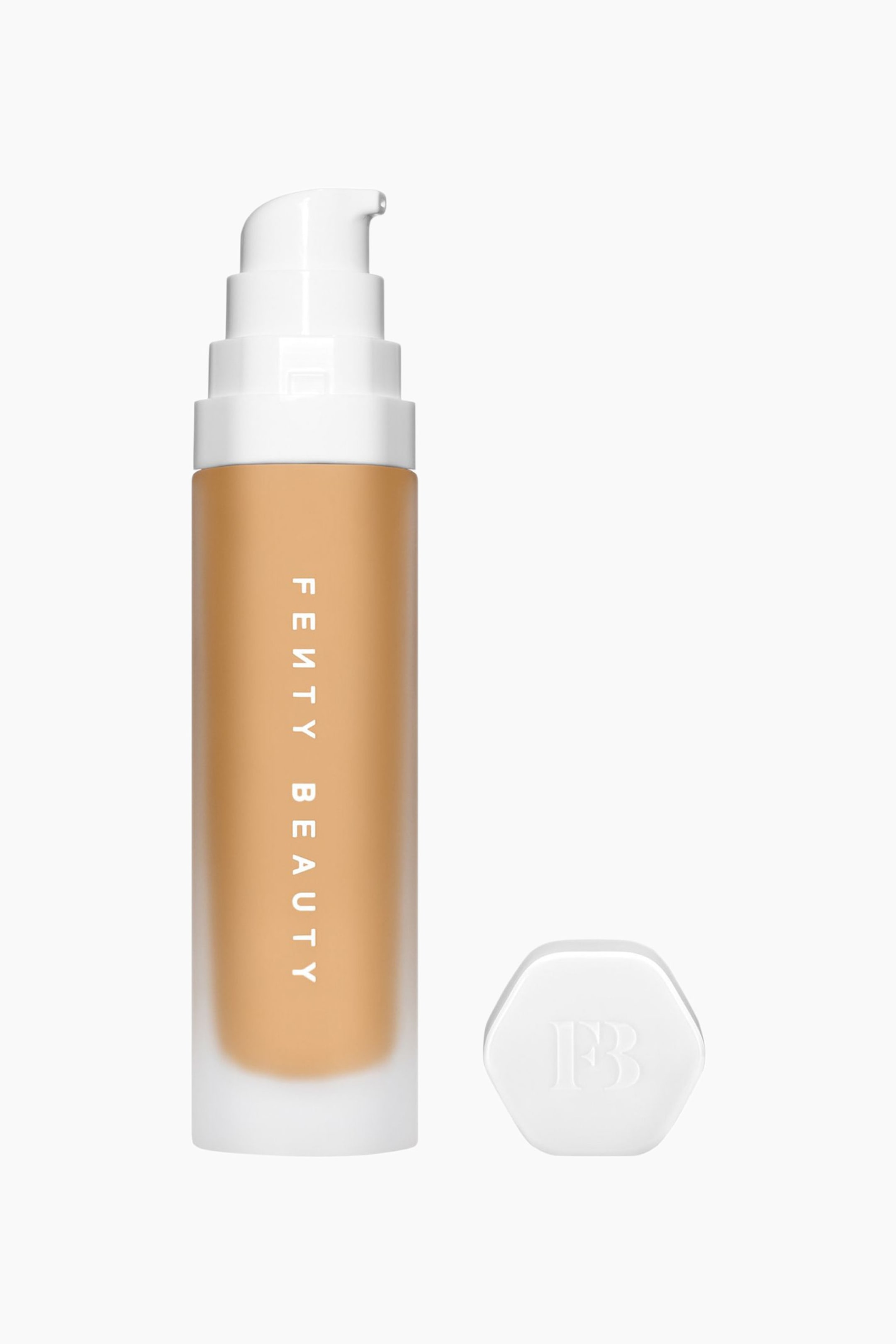 Visa större bild: Soft'lit Naturally Luminous Longwear Foundation står upprätt och visar upp en medium-tan flytande formula i en frostad cylindrisk flaska med vertikal varumärkestext. Flaskan har en vit pumpdispenser i etager, och till höger ligger en avtagbar sexkantig vit kork med präglad logotyp.