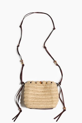 Crossbody-väska i strå med pärldekoration