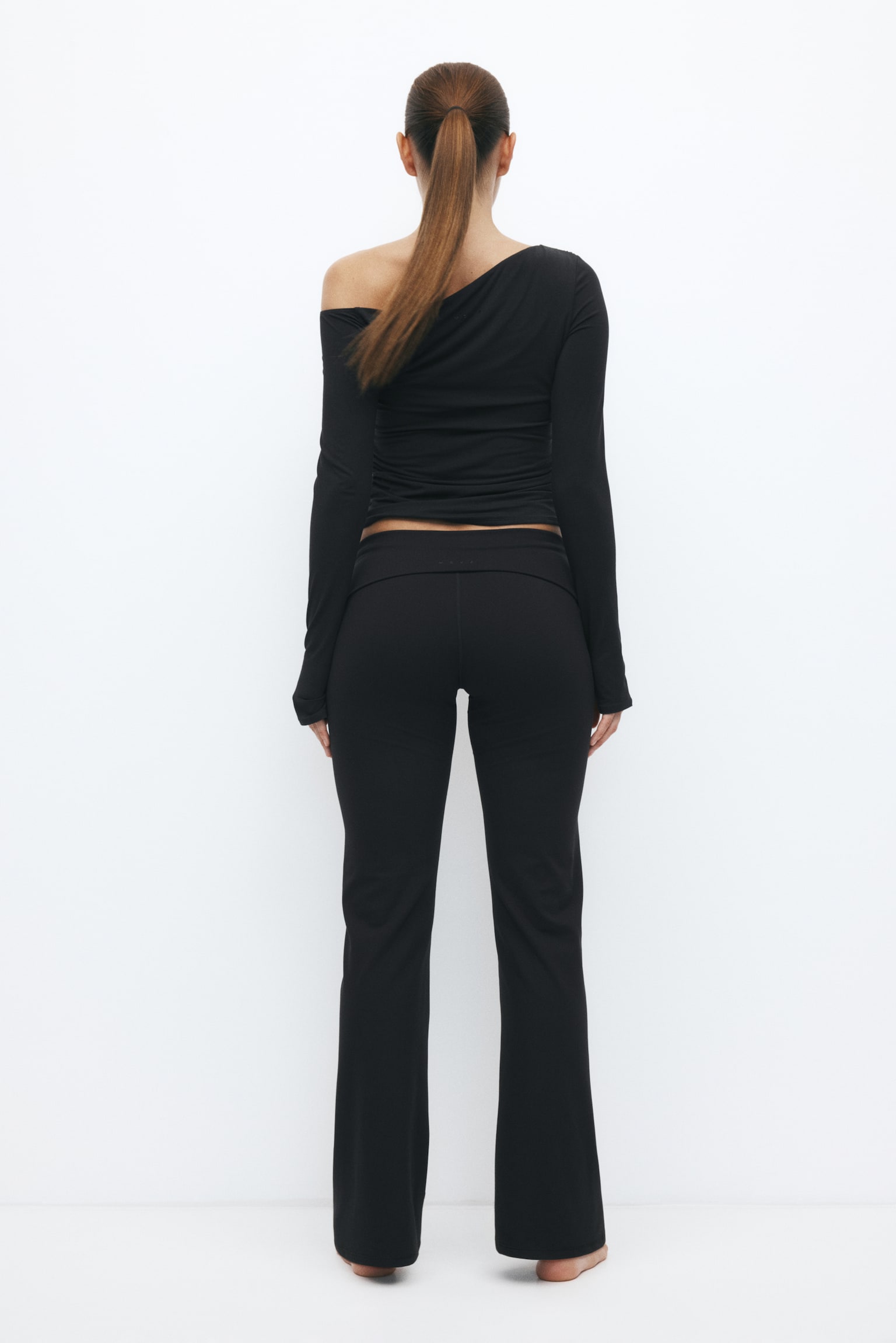 Женские леггинсы H&M Flared Yoga Leggings with SoftMove™, цвет: Чёрный — фото 7