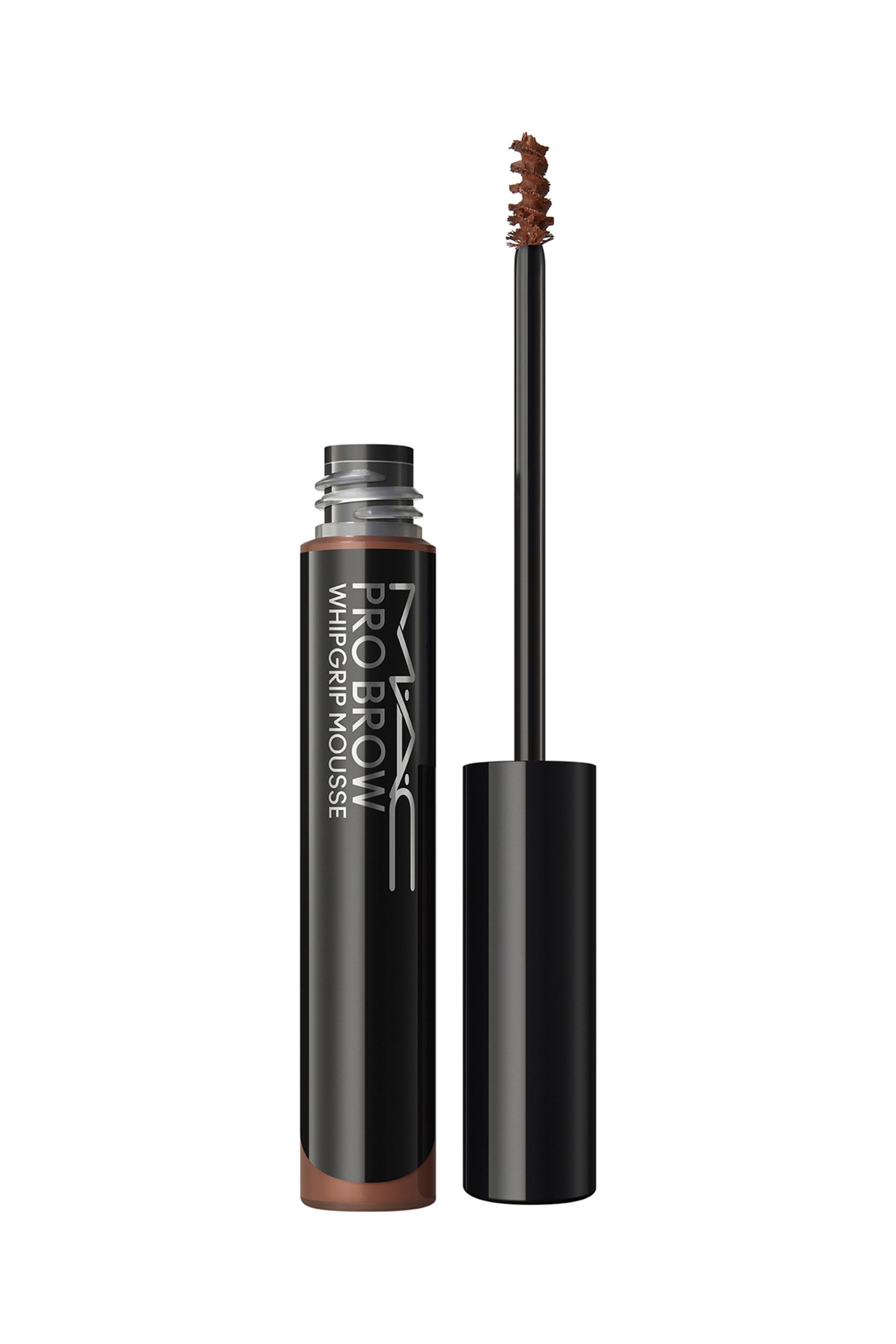 Vis større bilde: Pro Brow Whipgrip Mousse står oppreist og viser en åpen svart sylindrisk tube med vertikal sølvfarget brandingtekst og en brunfarget base. Ved siden av tuben står applikatorstaven, med en blank svart kork, en tynn skaftdel og en liten spiralbørste med børstehår, belagt med brun mousse.