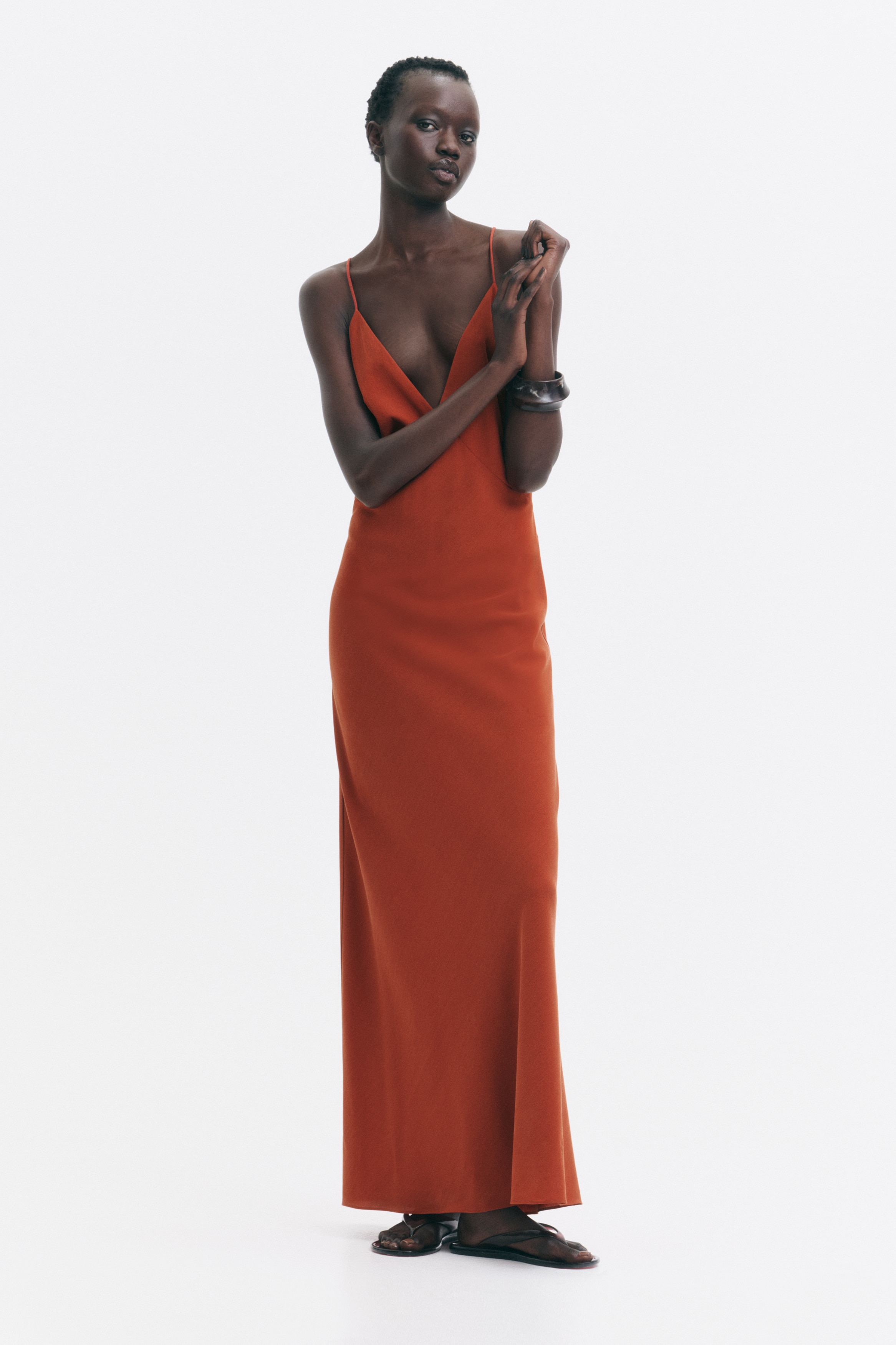 Vestido em tecido encrespado com detalhe de contasModelo
