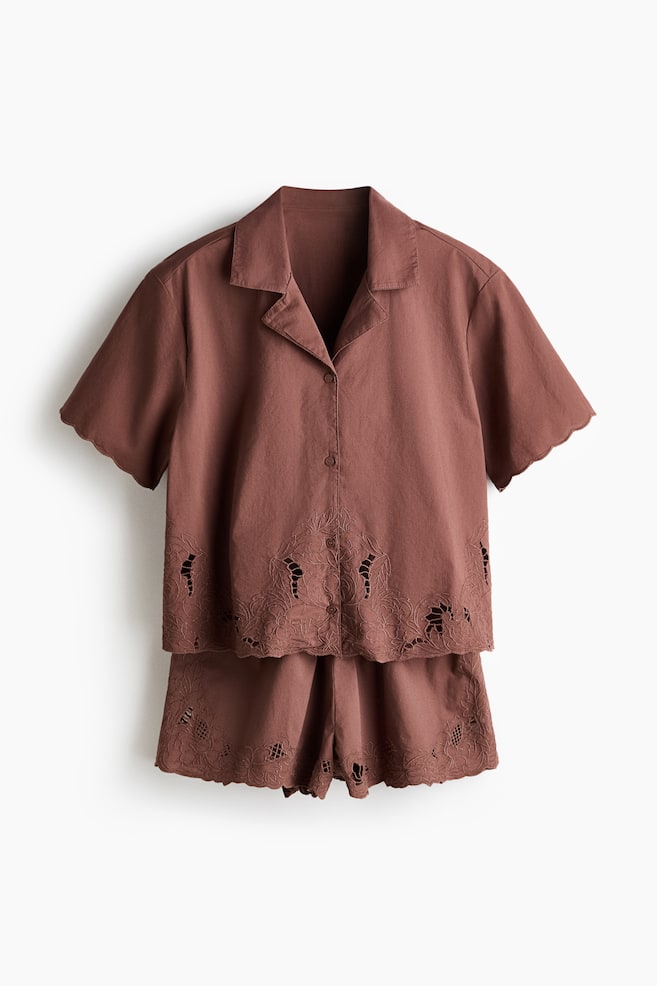 Pyjama mit Broderie Anglaise - Mattrot/Weiss/Schwarz - 1