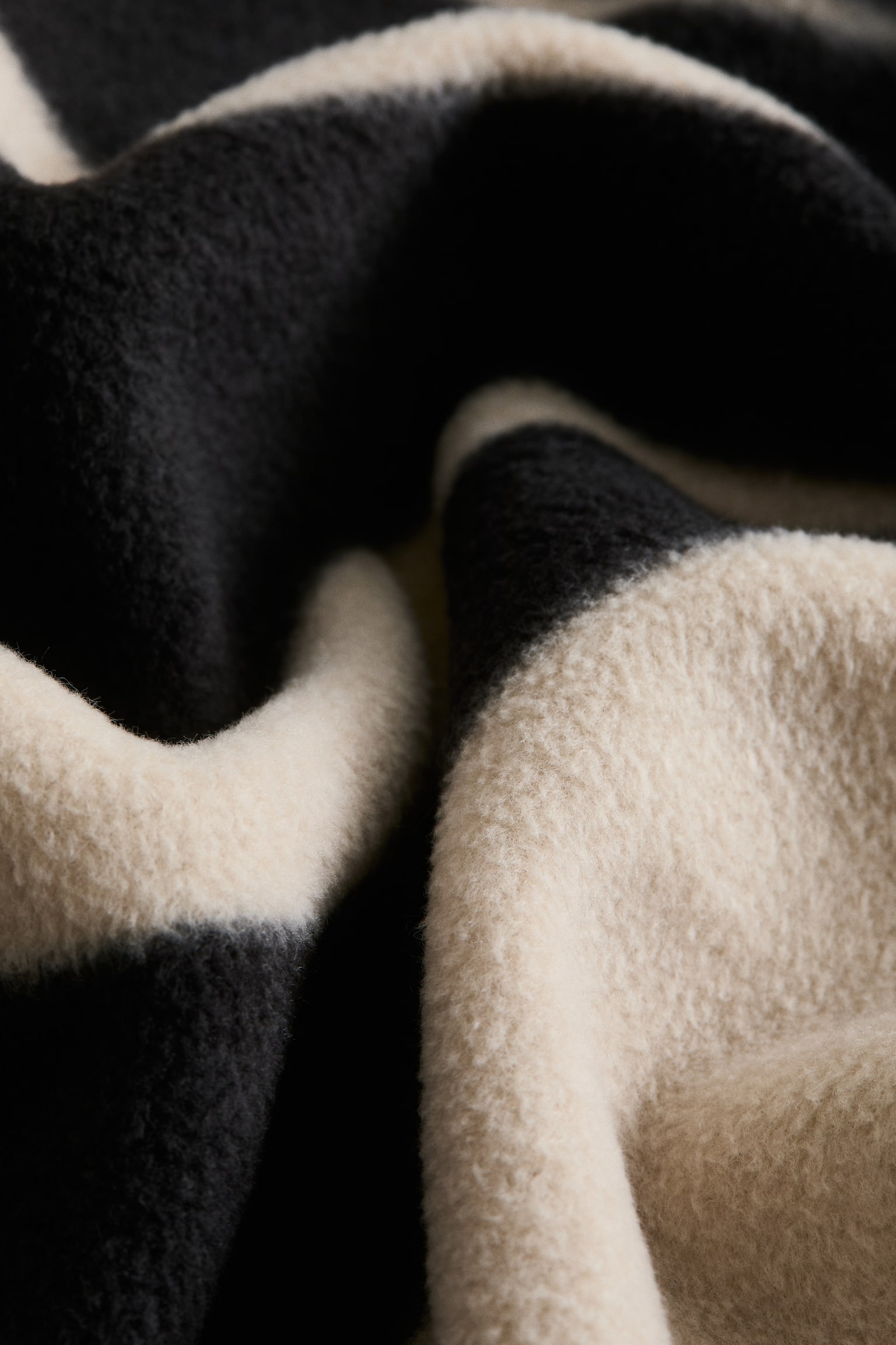 Patterned fleece blanket - Beige/Black/Beige/White/Blue/White/Red/Light pink - 3