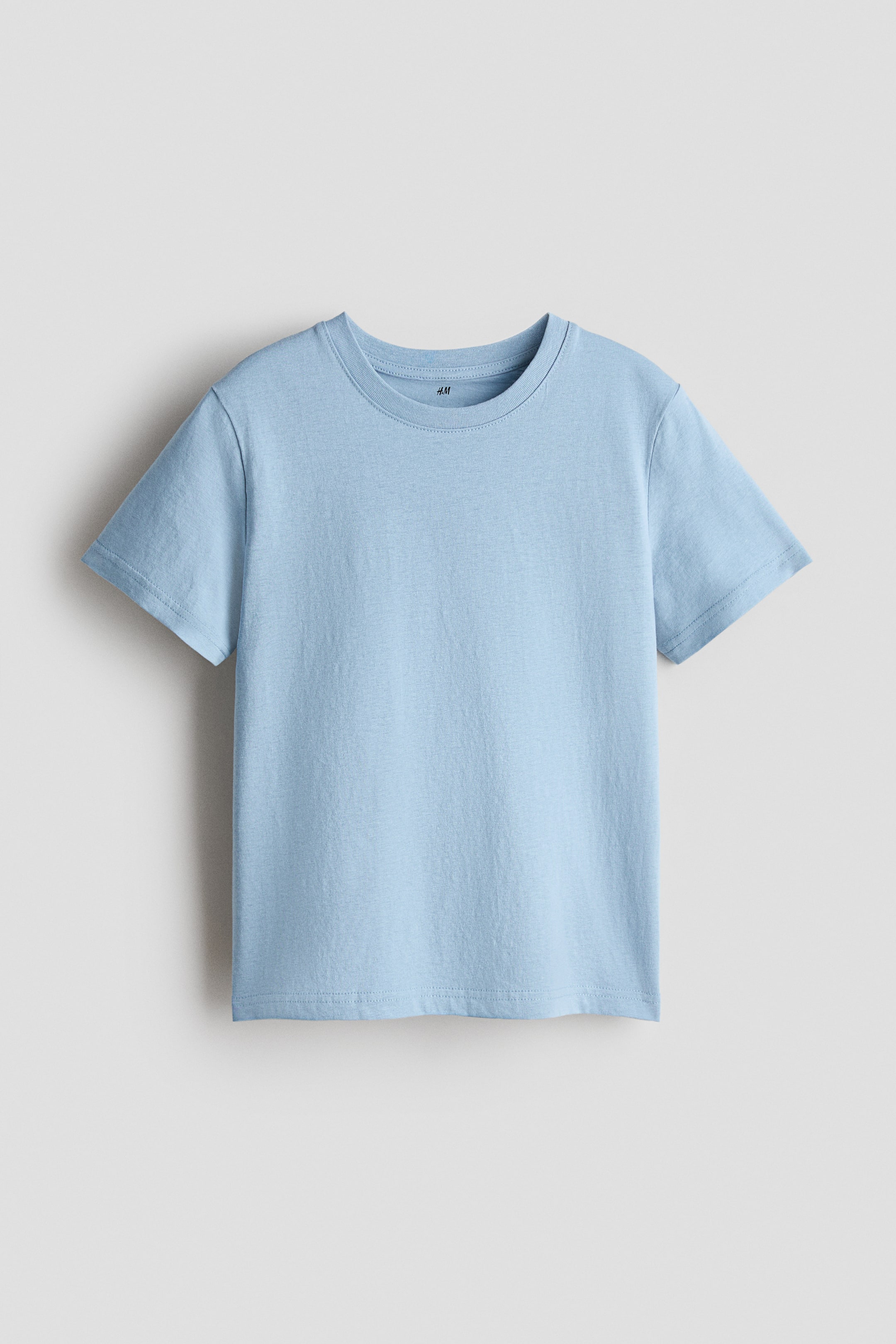 Agrandir l'image: T-shirt en jersey de coton, AVANT. Il est bleu clair, avec un col rond côtelé et des manches courtes, et présente un ourlet droit.