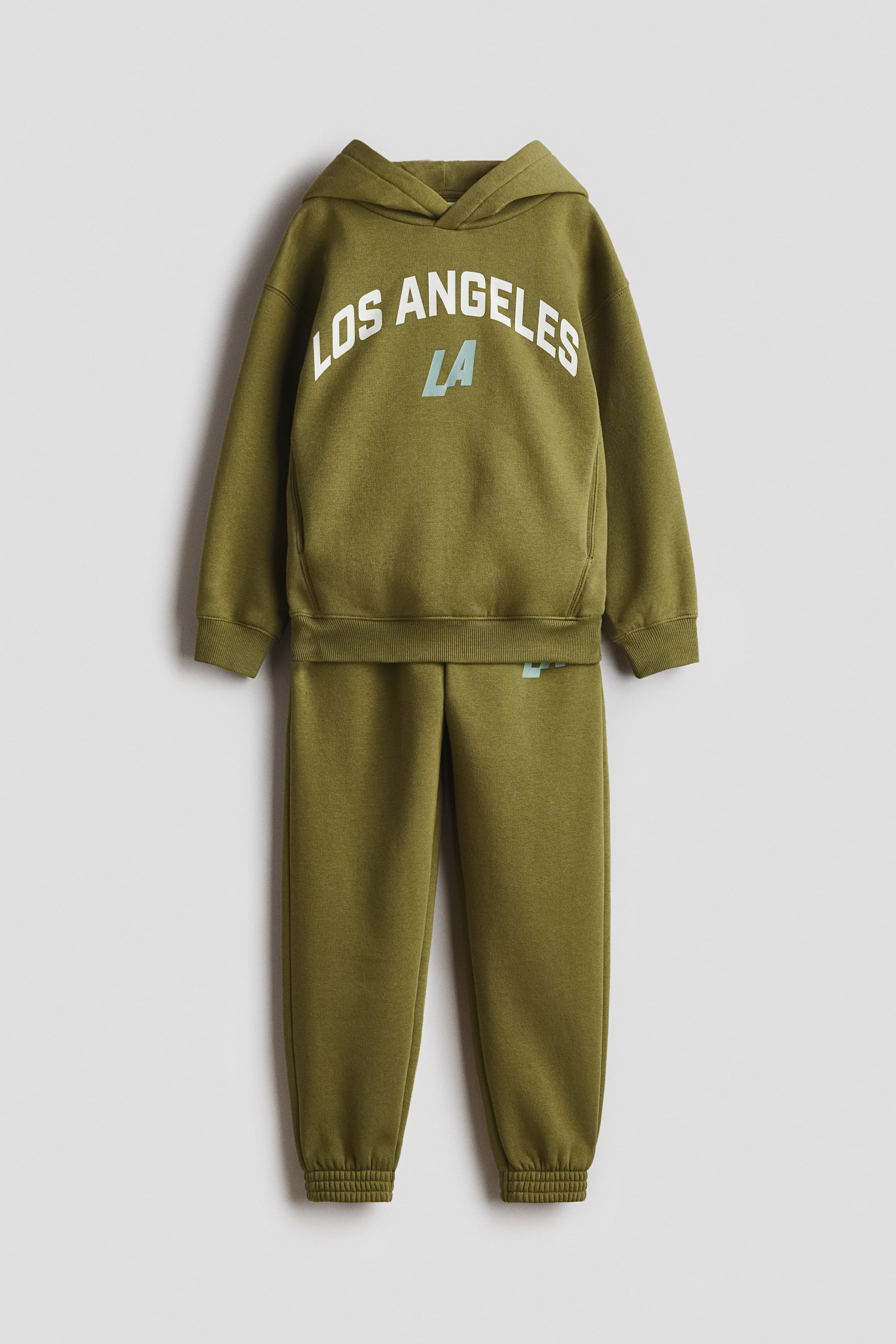 Ingrandisci l'immagine: 2-piece printed sweatshirt set - Verde kaki/Los Angeles - BAMBINO | H&M CH 1