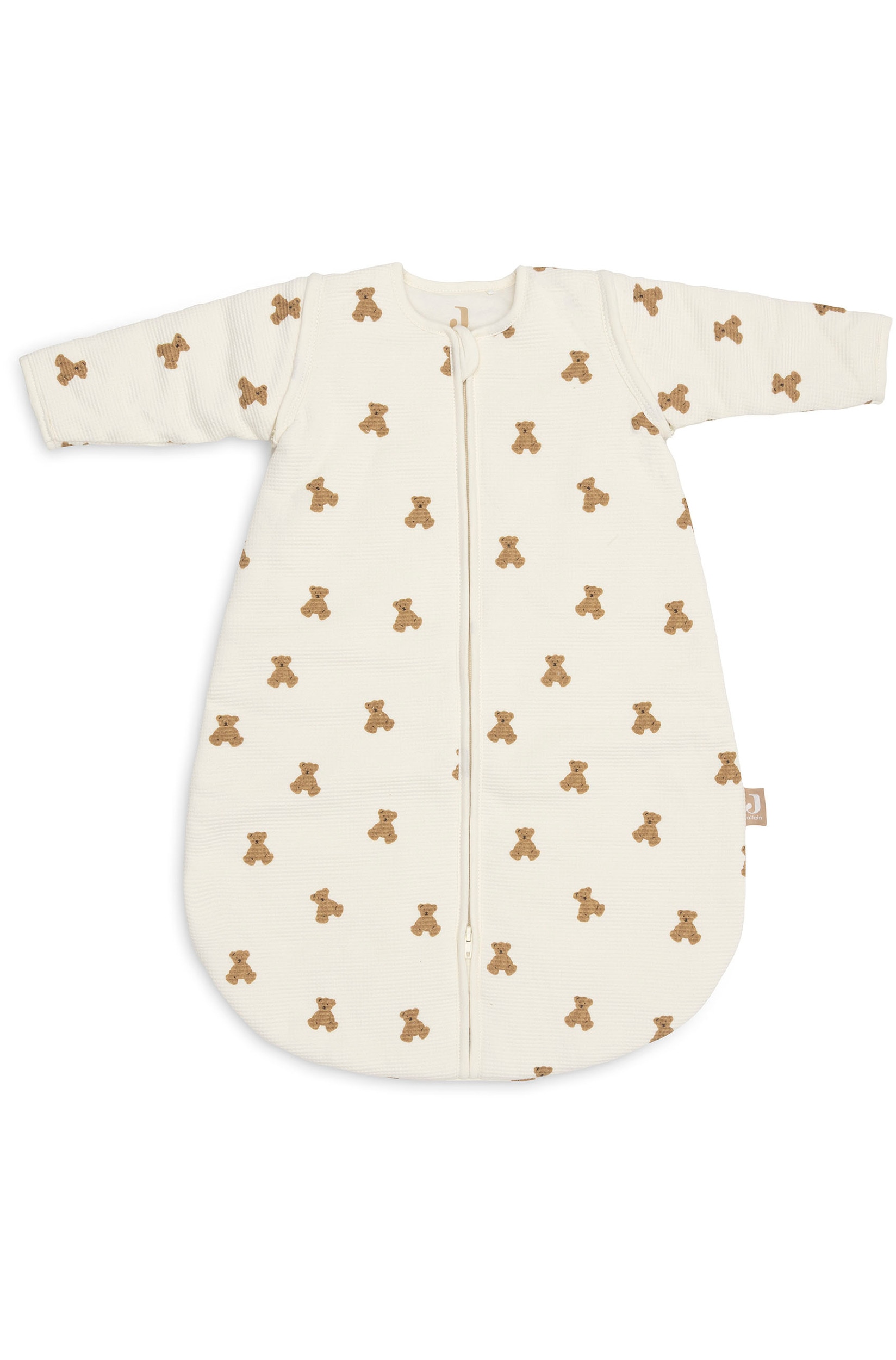 Un sac de couchage pour bÃ©bÃ© couleur crÃ¨me Ã  manches longues est suspendu face Ã  lâavant, mettant en valeur un motif intÃ©gral de petits ours en peluche marron. Le sac de couchage prÃ©sente une fermeture Ã©clair centrale sur toute la longueur Ã  lâavant, un col rond et un bas arrondi de type sac.