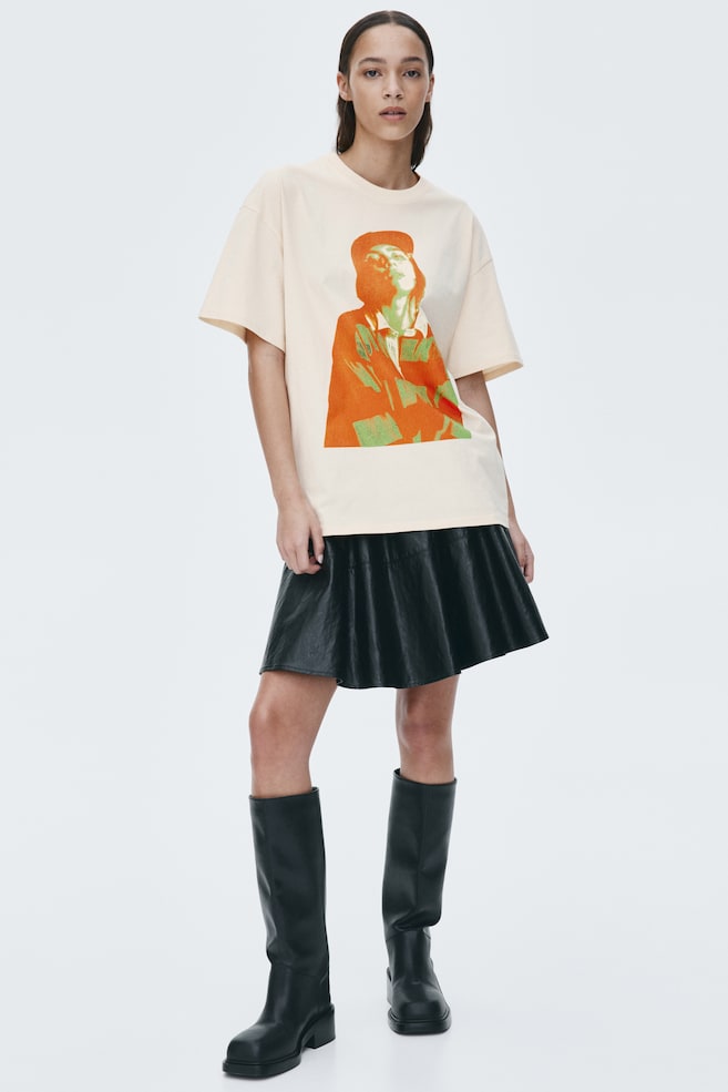 Playera oversized con diseño - Beige claro/Billie Eilish/Negro/Billie Eilish - 2
