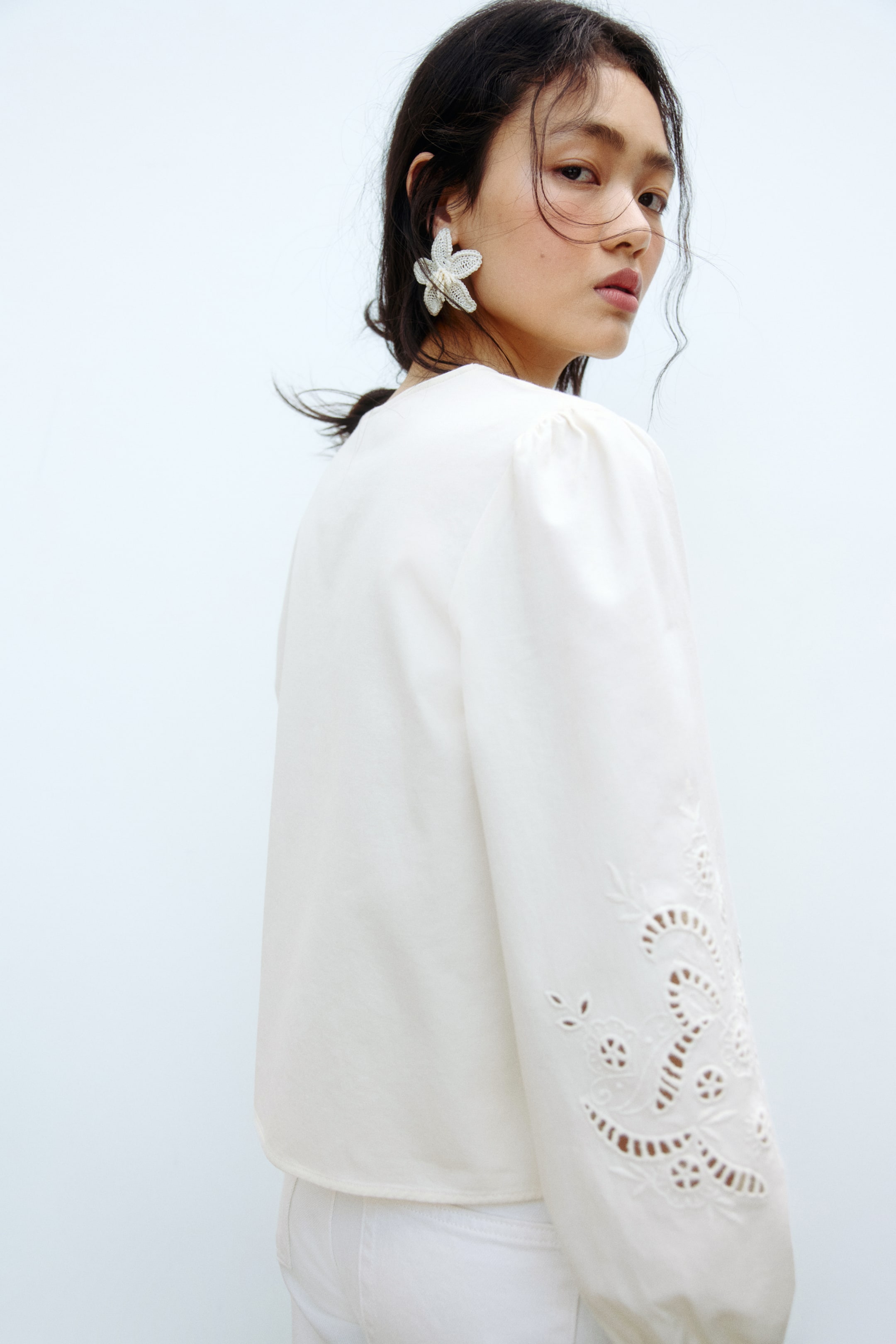 Женские куртки H&M Eyelet-Embroidered Jacket with Tie Detail — фото 5