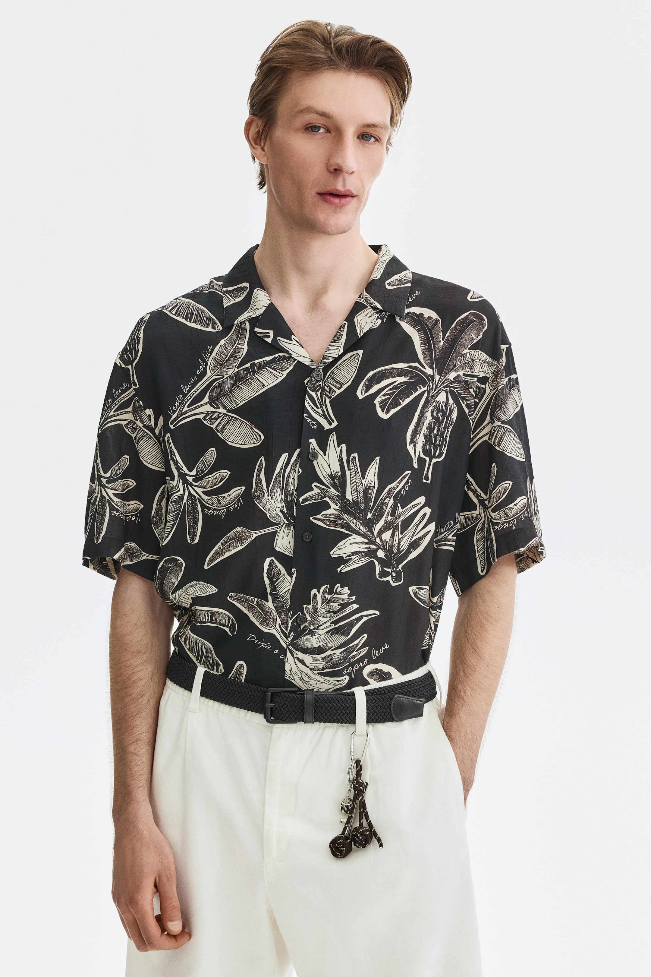 拡大画像を表示: リラックスフィット リゾートシャツ - ブラック／パターン - Men | H&M JP 1