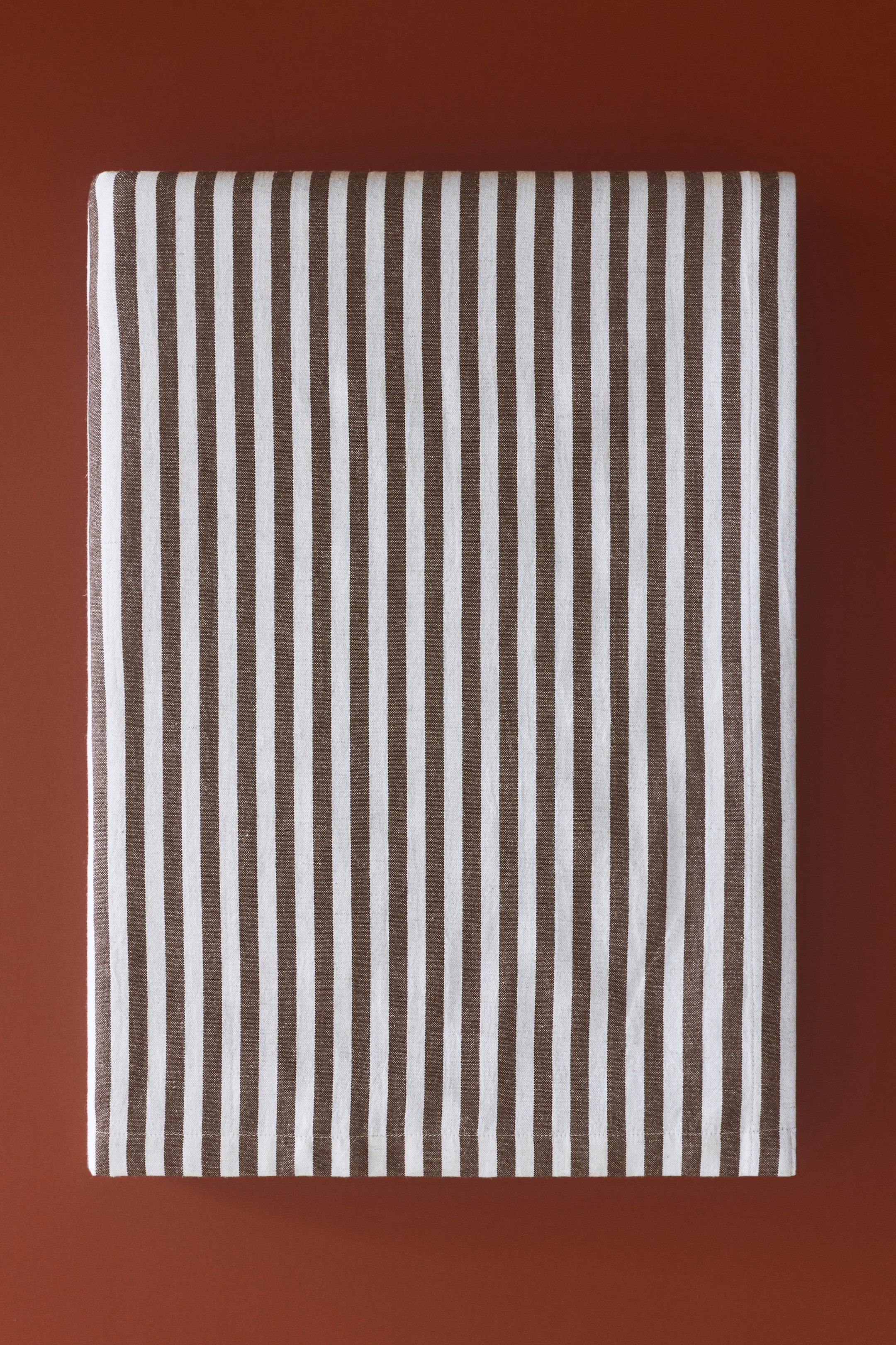 拡大画像を表示: リネンブレンドテーブルクロス - ダークブラウン／ストライプ - Home All | H&M JP 1