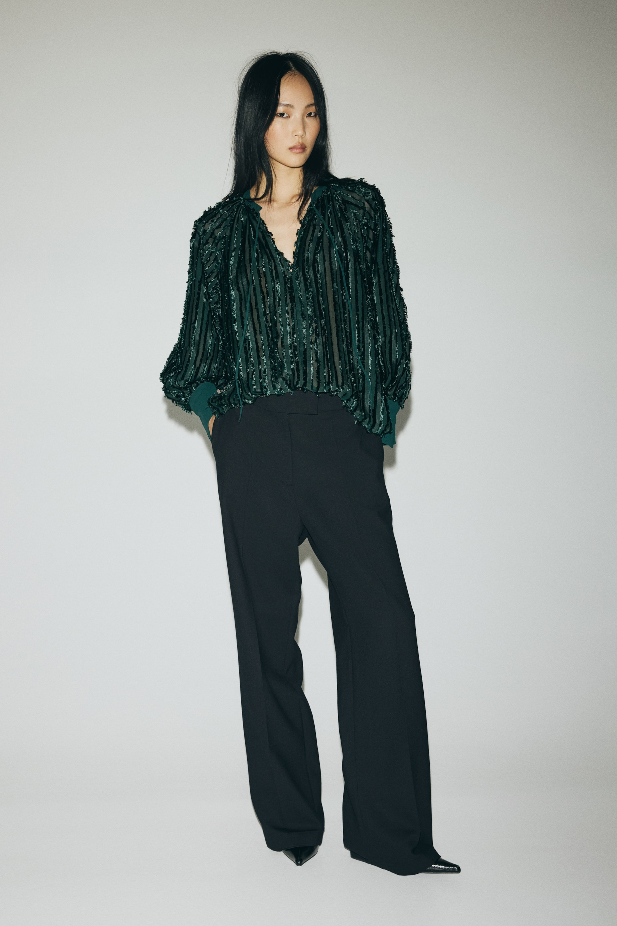 Visualizza immagine più grande: Camicetta con nastri da annodare sullo scollo - Verde scuro - DONNA | H&M IT 1