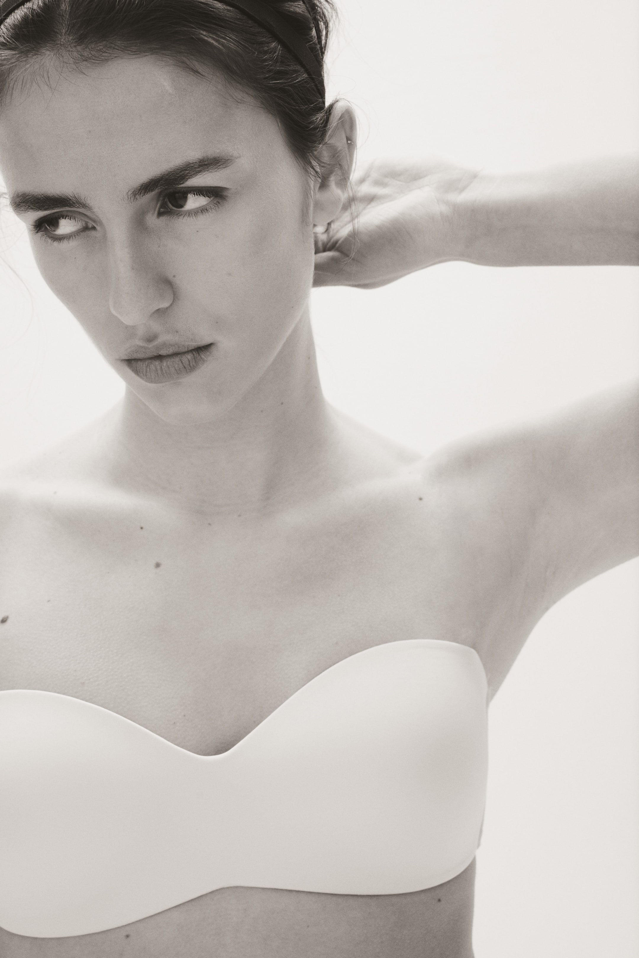 Zobrazit větší obrázek: Modelka má na sobě bezramínkovou podprsenku bandeau s vycpanými košíčky.