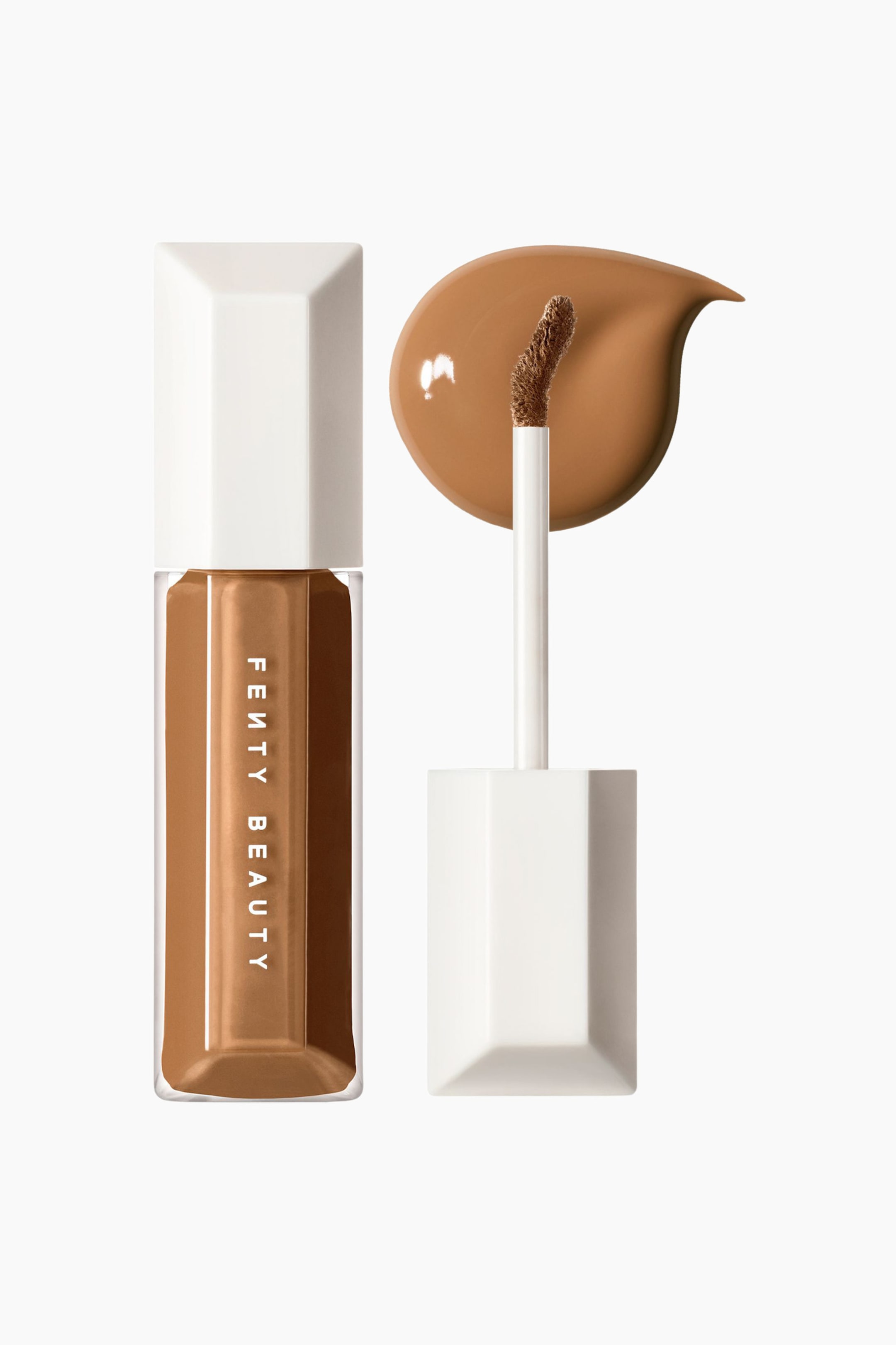 Visa större bild: We’re Even Hydrating Longwear Concealer står upprätt i en genomskinlig, facetterad tub med vitt lock bredvid sin avskruvade applikatorstav och ett glansigt, droppformat prov av den medeldjupa bruna vätskan. Den böjda doe foot-applikatorn pekar uppåt och visar ett lager av concealern, medan varumärkesnamnet löper vertikalt längs framsidan av tuben.