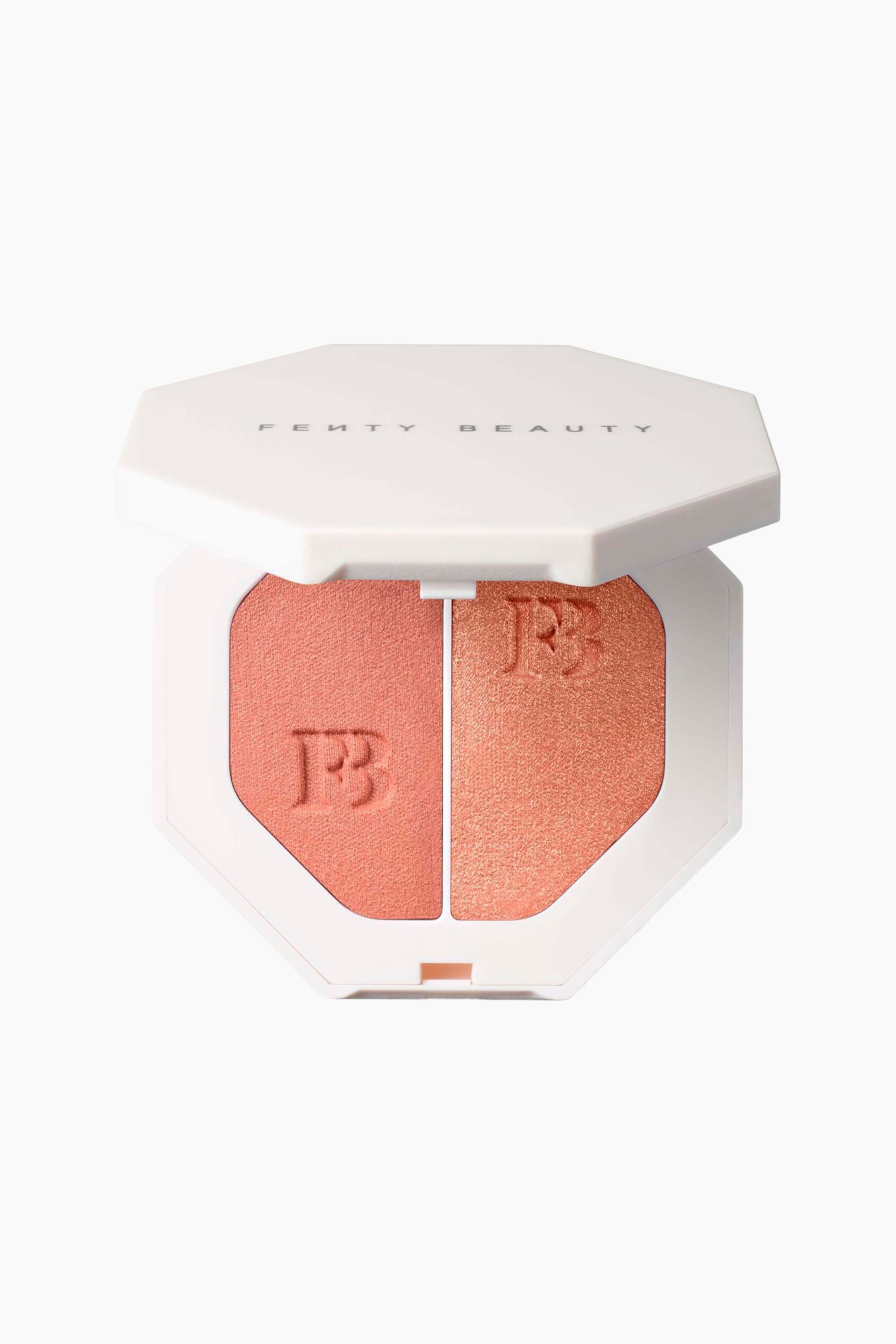 Visa större bild: Killawatt Freestyle Highlighter Duo står öppet i en framåtriktad position och visar två varma, persikotonade puder i ett oktagonalt vitt etui. Den vänstra nyansen visar ett korallrosa puder med satinfinish, medan den högra nyansen har ett skimrande metalliskt kopparpuder, och båda ytorna har en präglad ”FB”-logotyp.