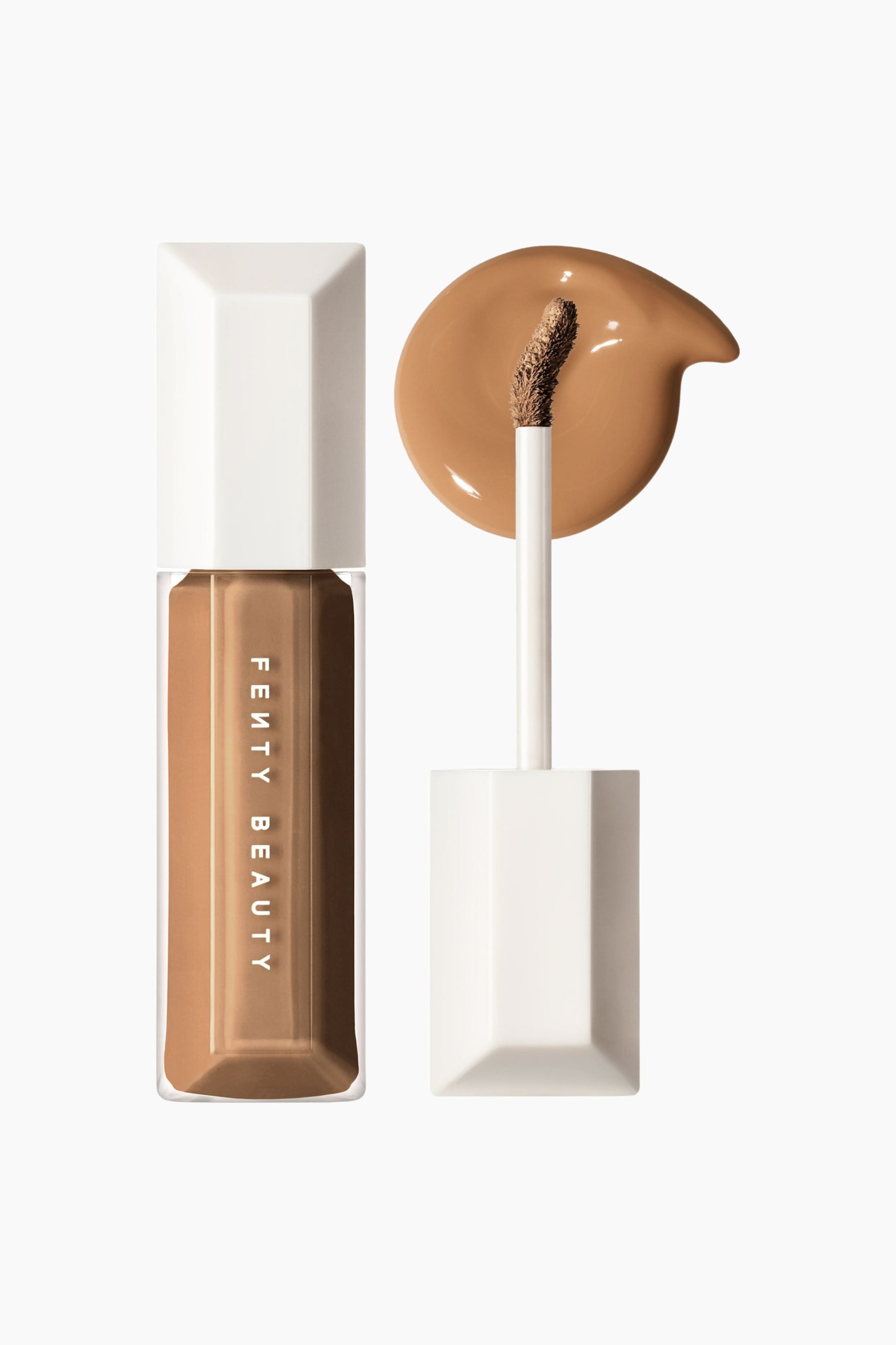 Visa större bild: We're Even Hydrating Longwear Concealer står upprätt i sin genomskinliga, facetterade flaska bredvid den avskruvade applikatorn. Den stängda flaskan till vänster visar den medeldjupa, solbruna flytande concealern med en vit vertikal logotyp, medan applikatorn till höger pekar uppåt mot ett jämnt, cirkulärt prov av den matchande nyansen.