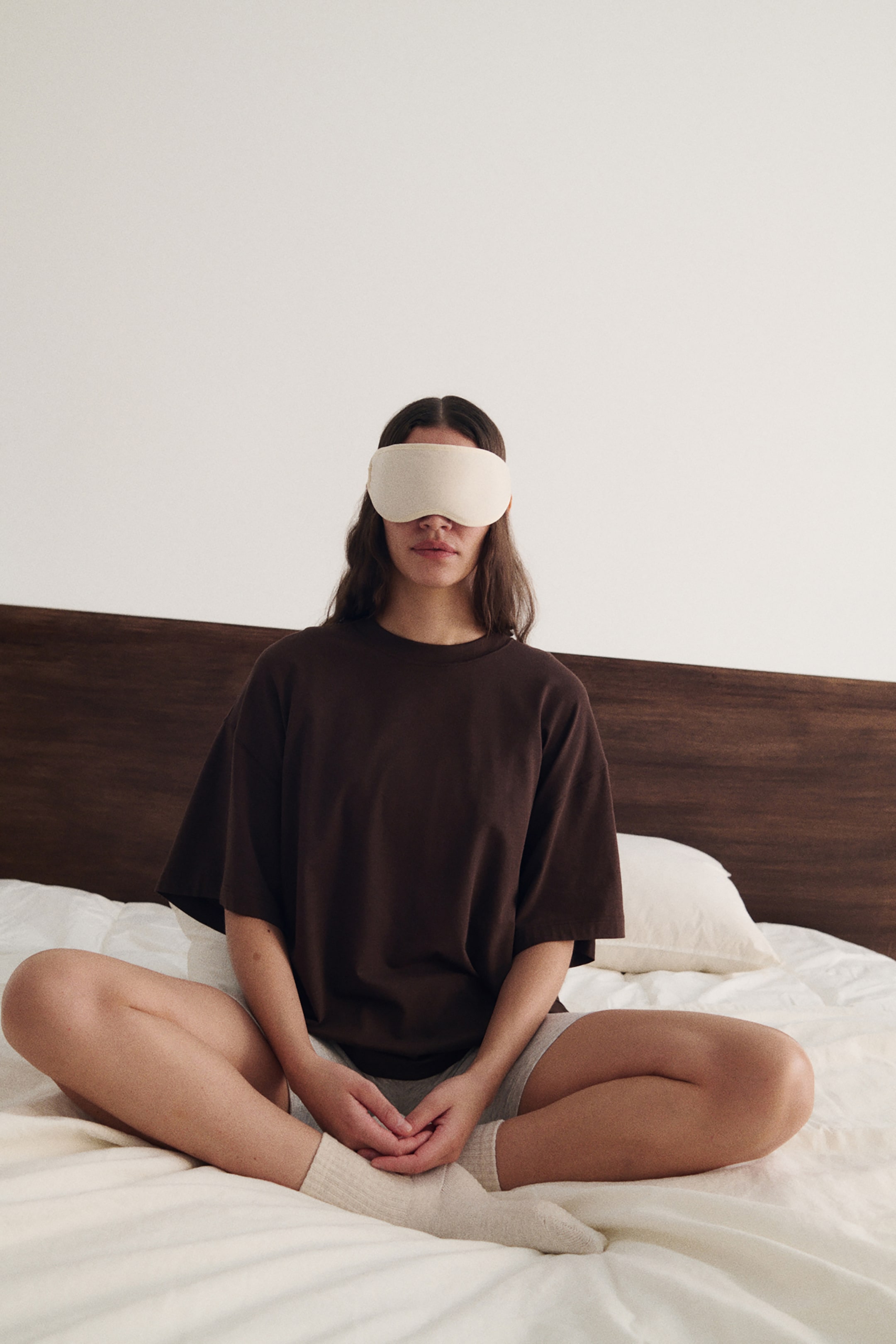 Ampliar la imagen: La mascarilla para dormir de color beige claro cubre los ojos, presenta un diseño contorneado y una banda elástica visible en el lateral.