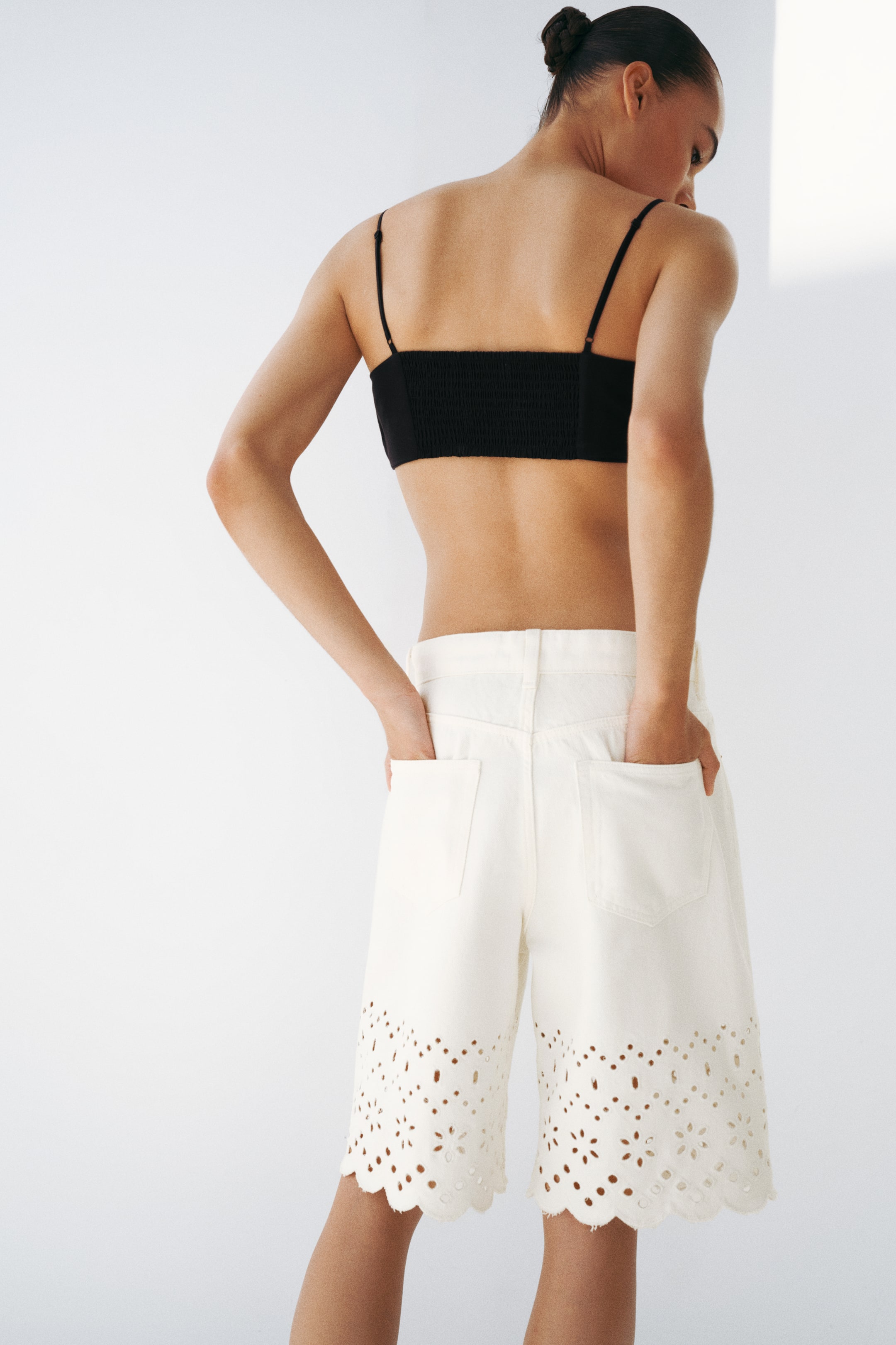 Женские шорты H&M Bermuda Shorts with Eyelet Embroidery — фото 3