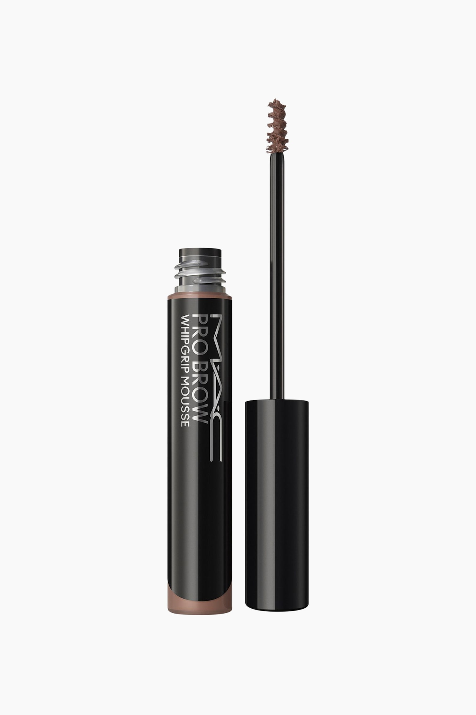 Pro Brow Whipgrip Mousse stÃ¥r oprejst og fremviser en Ã¥ben sort cylindrisk tube ved siden af sin applikatorstav. Tuben har lodret sÃ¸lvfarvet branding og en gennemsigtig bund, der viser det brune produkt, mens applikatorstaven er udstyret med en lille spoolie-bÃ¸rste dÃ¦kket af brun mousse.