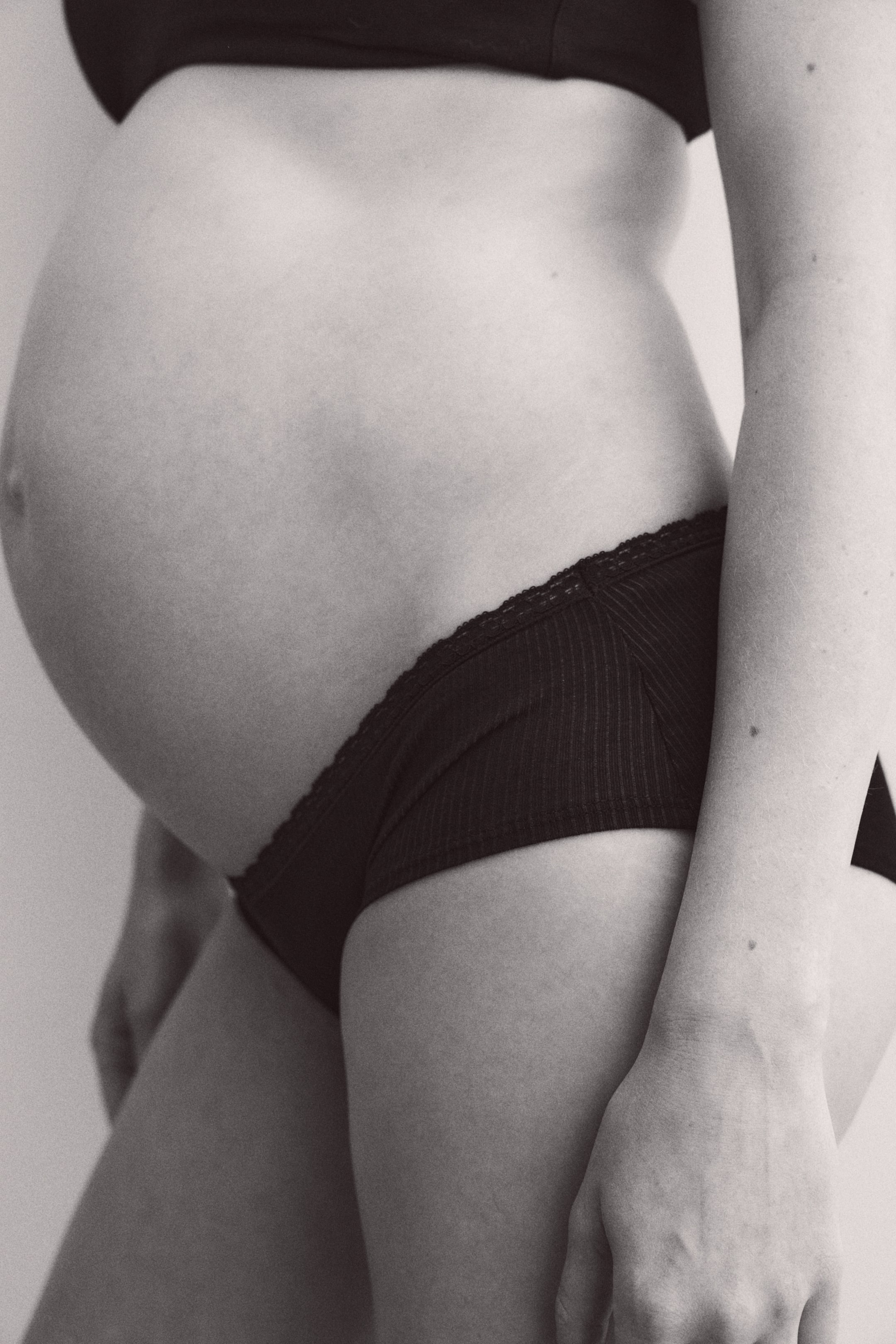 Zobrazit větší obrázek: MAMA Kalhotky hipster 5 kusů - Černá - ŽENY | H&M CZ 5