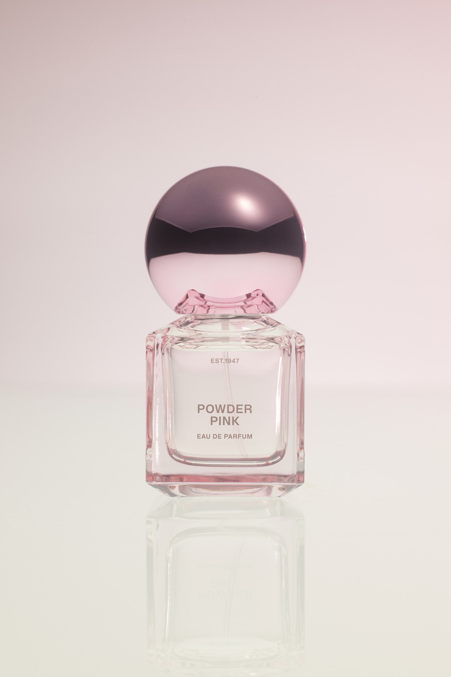 ××§×××§ ×©× Powder Pink Eau De Parfum ×¢××× ××§××£, ×××¦×× ××ª ×××£ ×××××××ª ××©×§××£ ×××¨×××¢ ×©×× ×¢× ×§×¦×××ª ××¢××××× ×××ª ××¤×§×§ ×××××¨× ××××× ××××× ××¨×× ×××××. ×××××ª ×××§×××§ ××©×§××£ ×××¤××¢ ×××§×¡× ×××××¤×¡ "EST.1947", "POWDER PINK" ×-"EAU DE PARFUM" ××××¤× ×¡× ×¡-×¡×¨××£ ×¤×©×× ××¦××¢ ××¤××¨. - 1