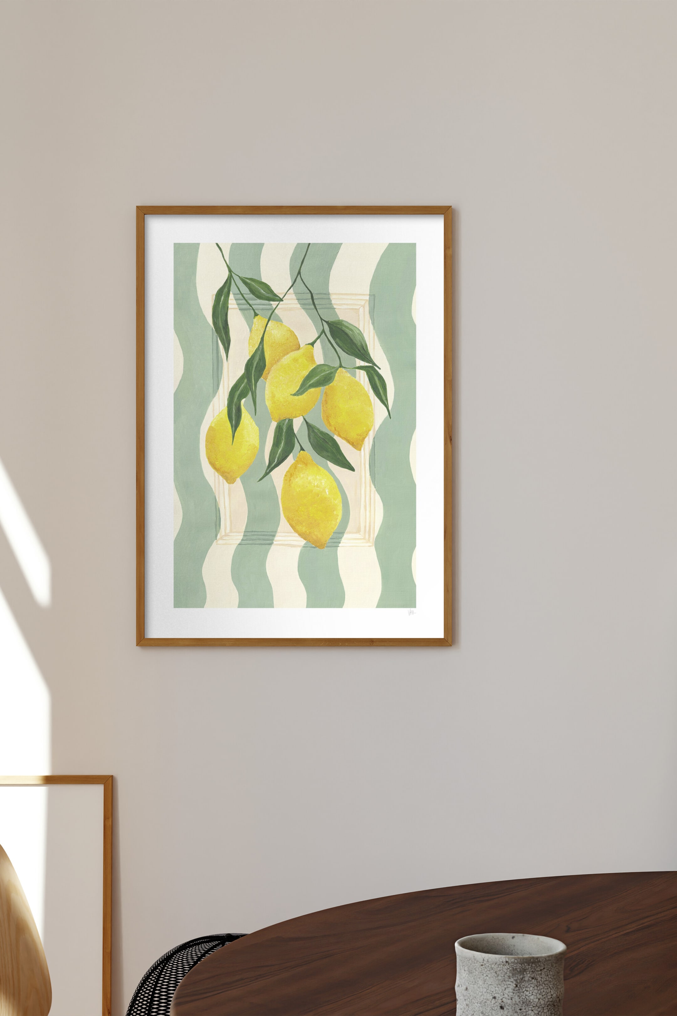 Grotere afbeelding bekijken: Ingelijste kunst toont een botanische illustratie van citroentakken met groene bladeren en felgele citroenen. De achtergrond heeft verticale golvende strepen in afwisselend lichtgroen en crème, met een subtiele lichtere rechthoekige vorm zichtbaar achter de citroenen.