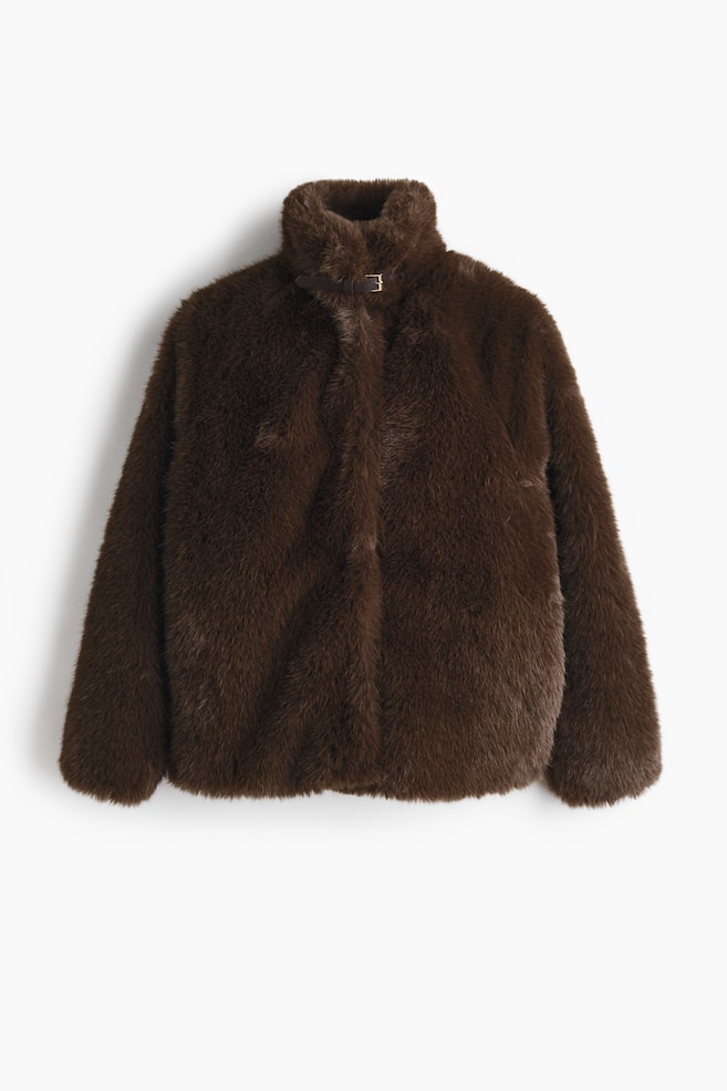 Une veste en fausse fourrure marron foncé est face à l'avant, mettant en valeur son col montant avec une sangle à boucle, des manches longues et un ourlet droit. - 1