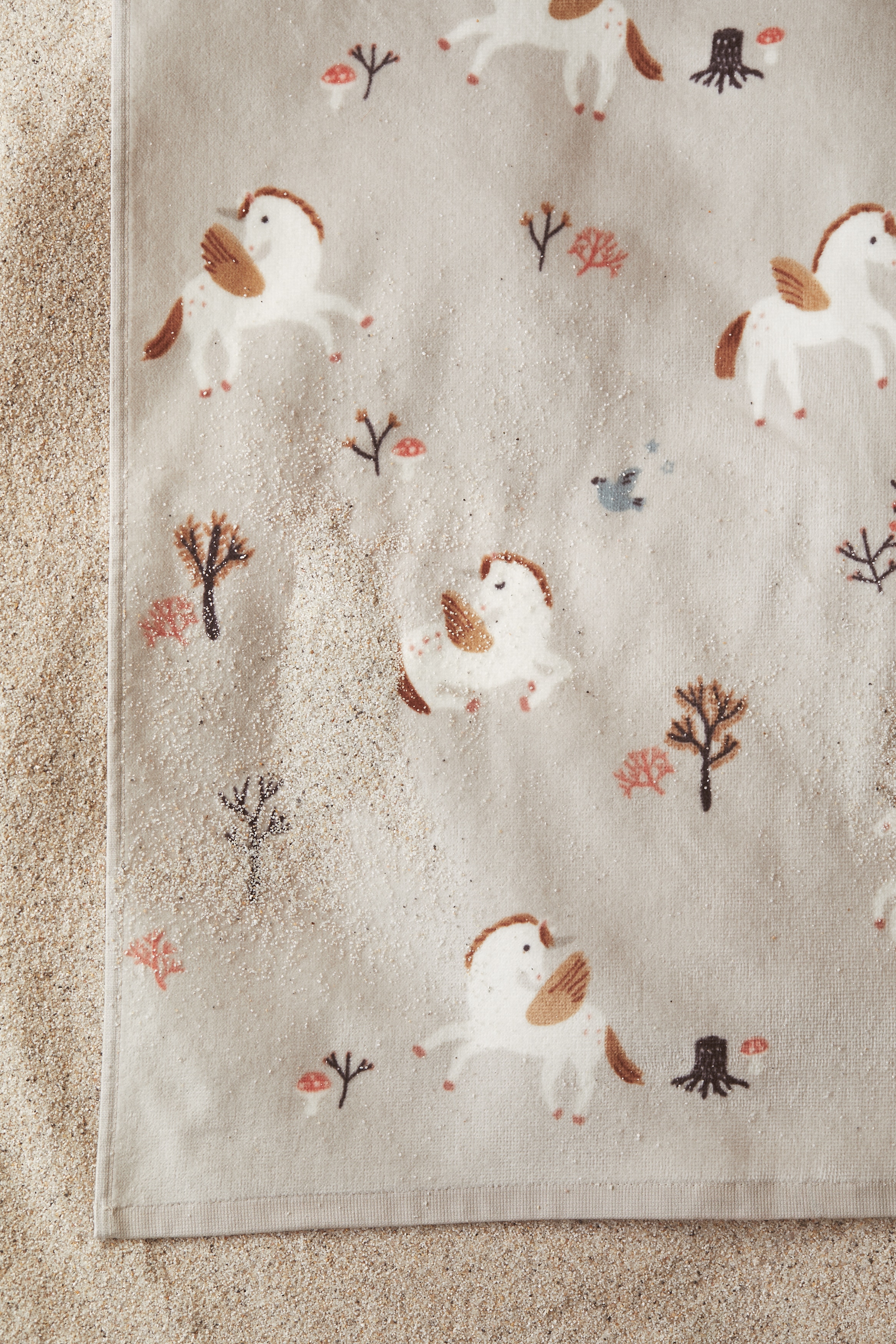 Vzorovaná osuška - Světle béžová/jednorožci/Bílá/puntíky/Krémová/dinosaurus/Bílá/vozidla/Zelená/triceratops/Růžová/jahody/Světle béžová/dinosauři