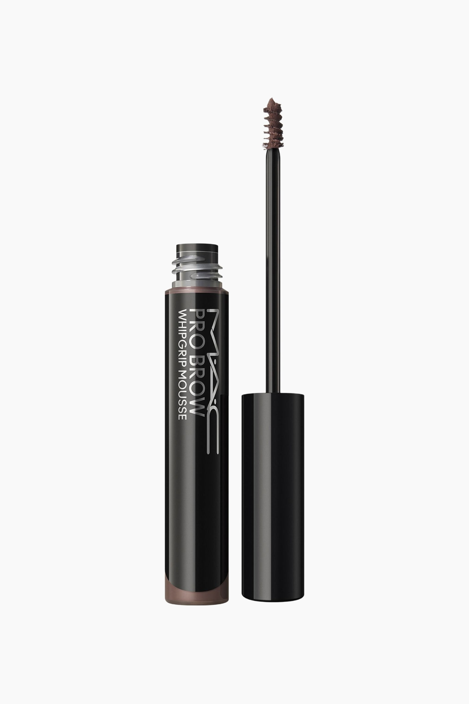 Pro Brow Whipgrip Mousse -mousse seisoo pystyasennossa, ja sen vasemmalla puolella on avoin musta tuubi ja oikealla levitystikku. Tuubissa on hopeinen pystysuuntainen brÃ¤ndÃ¤ys, ja tikussa on pieni spoolie-harja, jossa on ruskealla moussellÃ¤ pÃ¤Ã¤llystettyÃ¤ tuotetta.