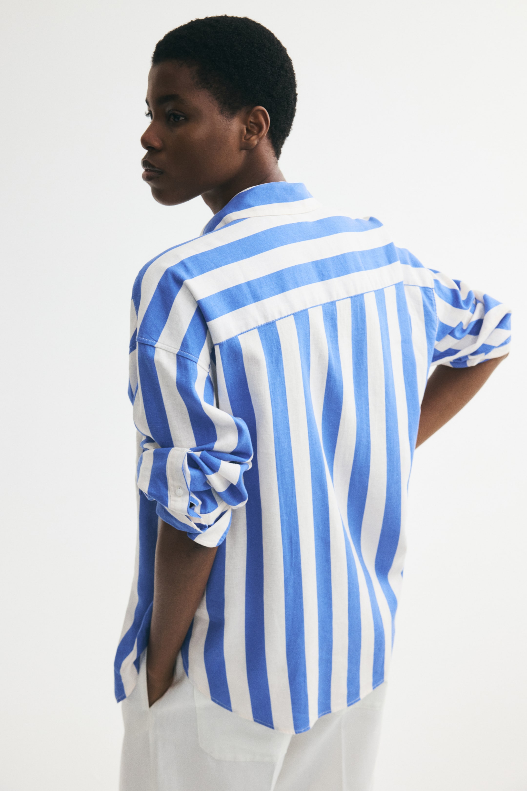 Женские рубашки H&M Oversized Linen-Blend Shirt — фото 6