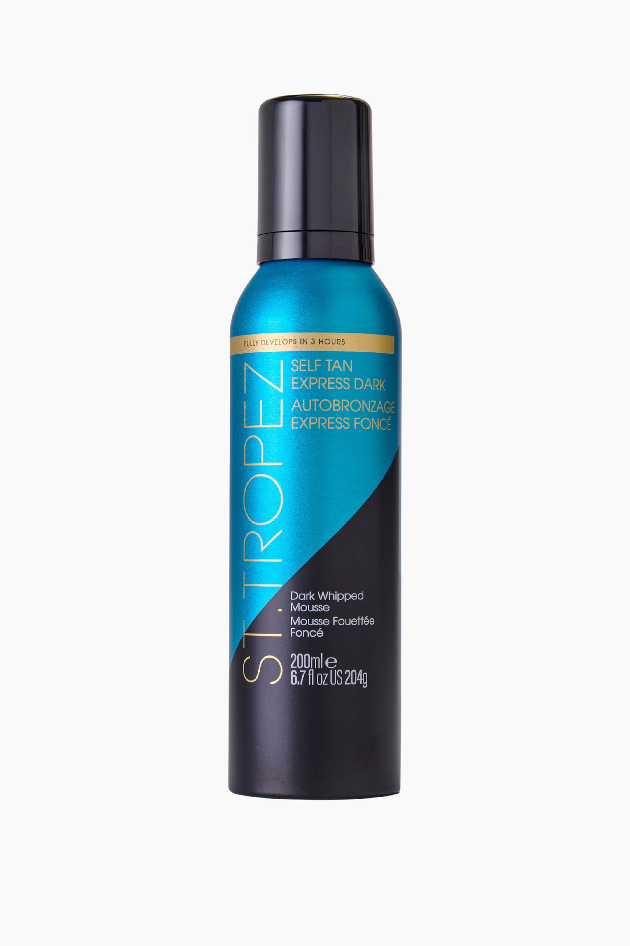 Vis større bilde: En St. Tropez Self Tan Express Dark-mousseflaske står oppreist, med en metallisk blå øvre del og en matt svart nedre del, adskilt av en diagonal linje. Den har en svart, sylinderformet kork og produkttekst som inkluderer «SELF TAN EXPRESS DARK» og «Dark Whipped Mousse» i hvit og gullfarget skrift.