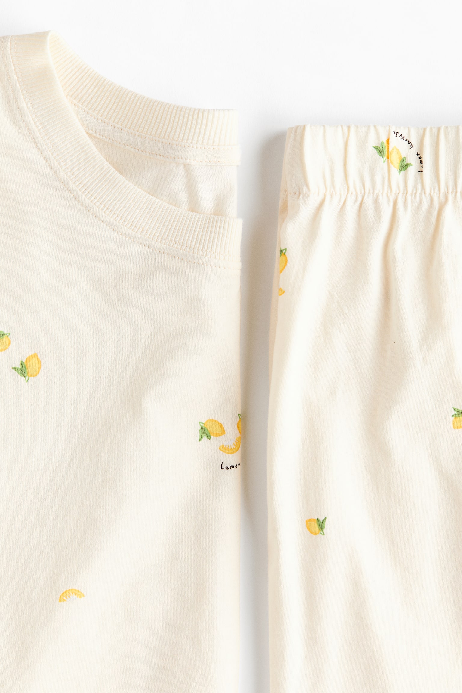 פיג'מה עם הדפס - קרם/לימונים - 5
