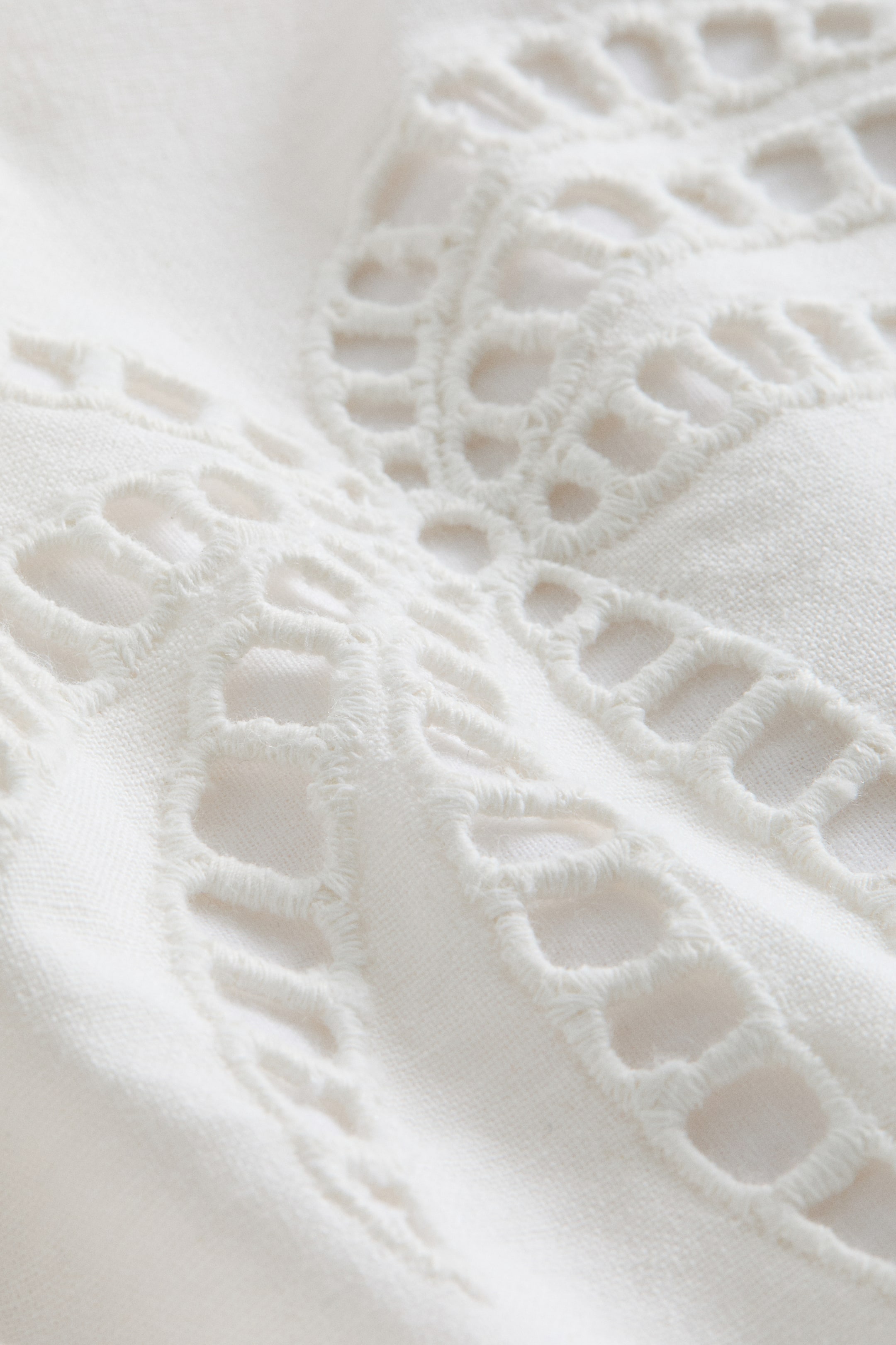 Housse de coussin avec broderie anglaise