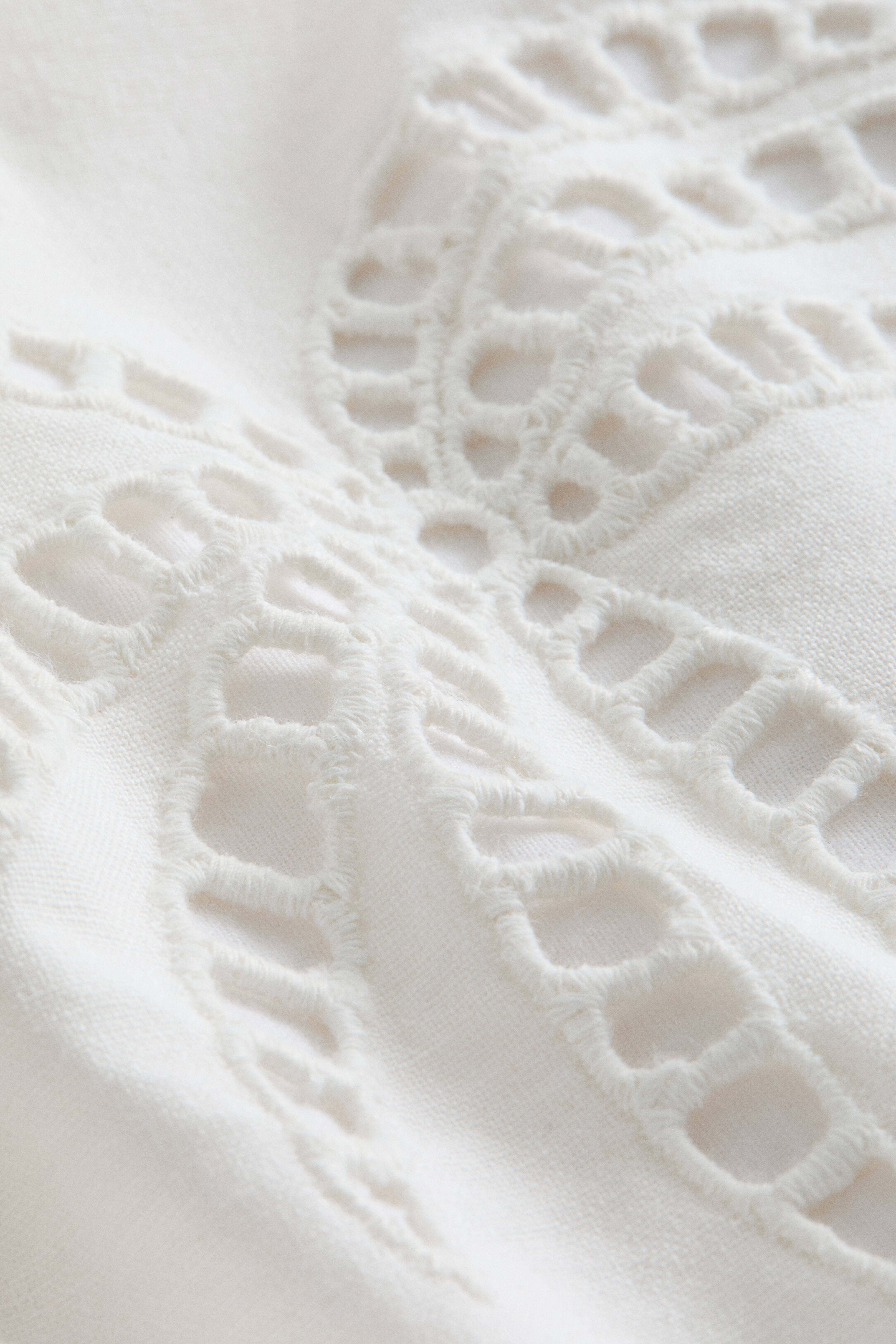Housse de coussin avec broderie anglaise