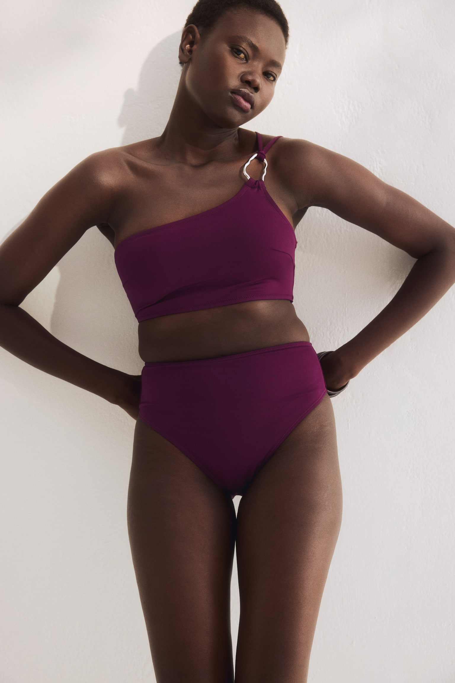 Slip de baie High Waist Cheeky - Mov-închis/Galben-deschis/Alb/Maro-închis/Roz-pudrat/motiv paisley/Alb/Negru/Crem/Roșu-burgund/Bleumarin/Albastru/Maro-închis - 1