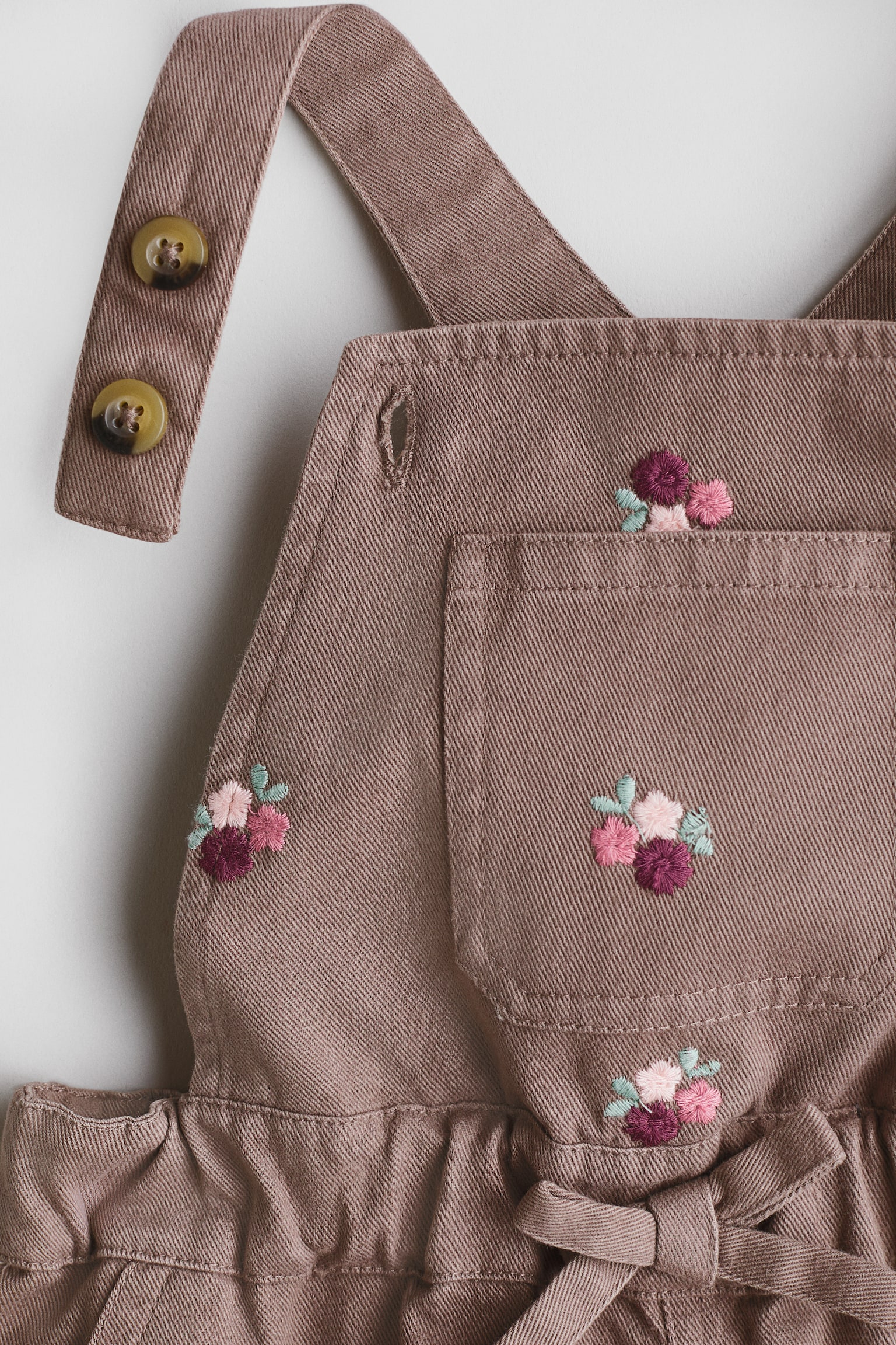 Детский комбинезон H&M Overalls with Embroidered Details, цвет: Коричневый / С принтом — фото 2