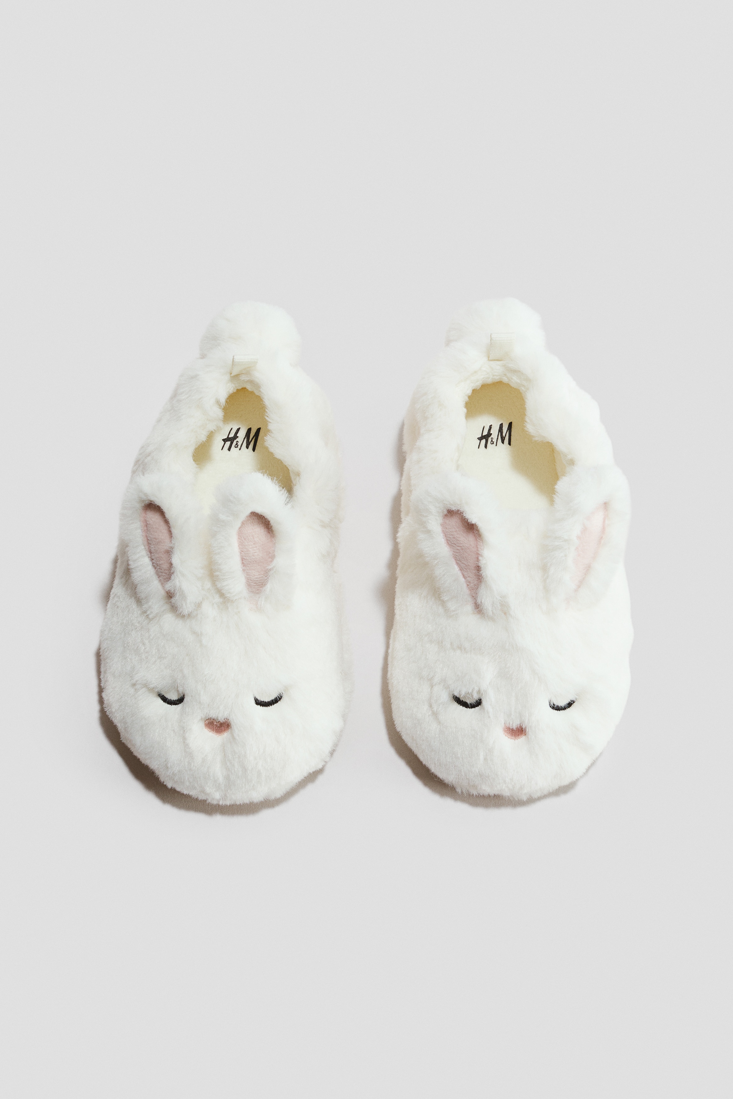 Soft appliquéd slippersModel