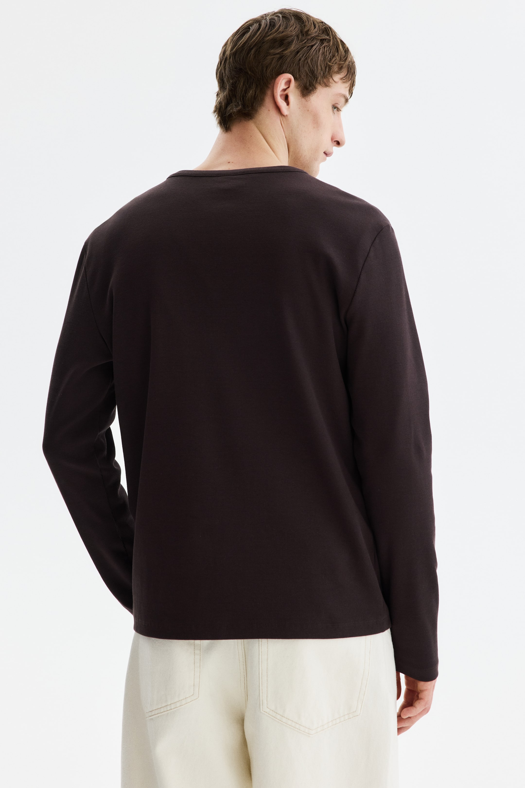 Chemise côtelée à encolure boutonnée près du corps