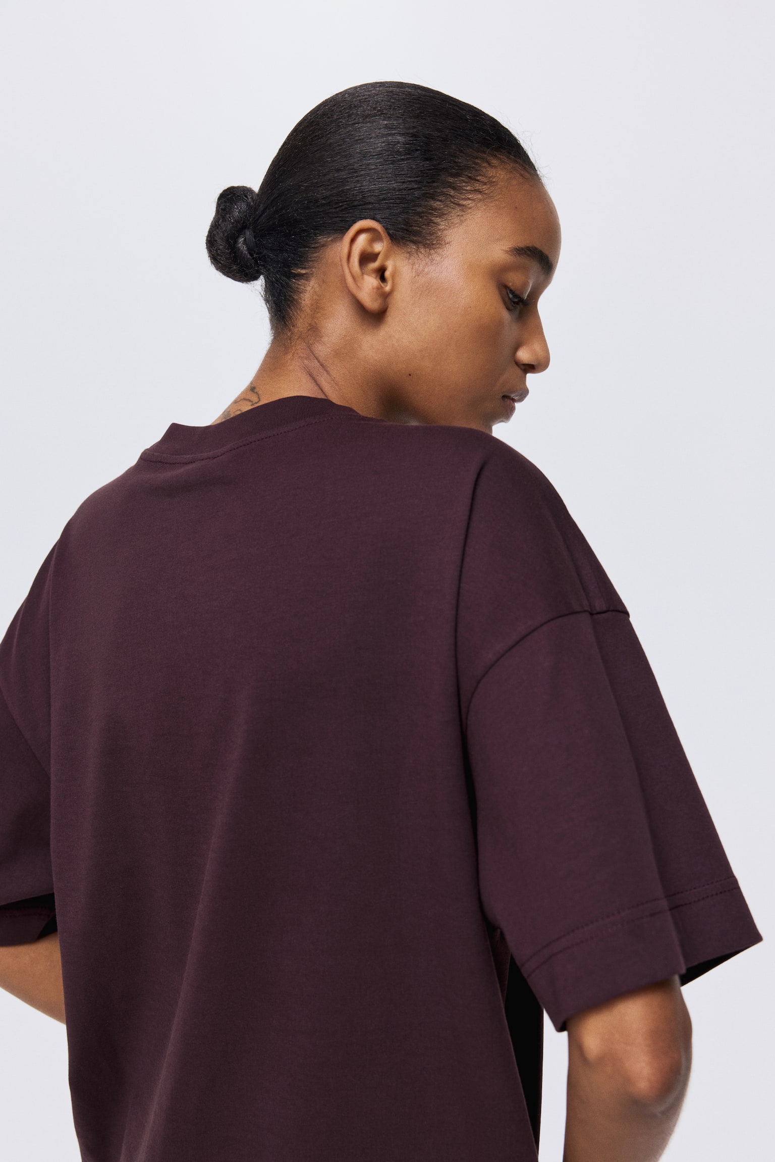 Oversized tričko - Vínová/Bílá/Černá/Šedý melír/Námořnická modř/Tmavě zelená khaki/Tlumená hnědá/Bílá/tmavě hnědé proužky - 5